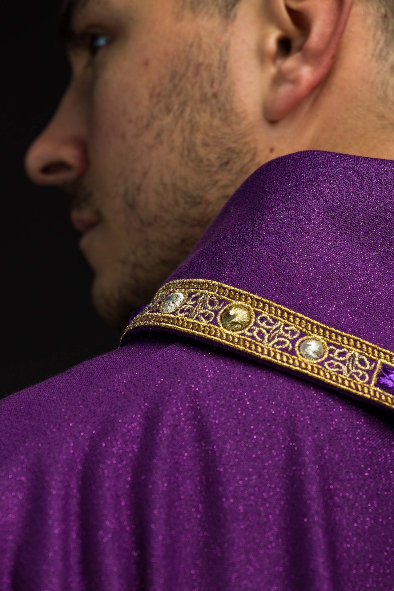Chasuble brodée pour l’Avent confectionnée dans un tissu satiné S-7076-03-103 - CHASUBLES.FR