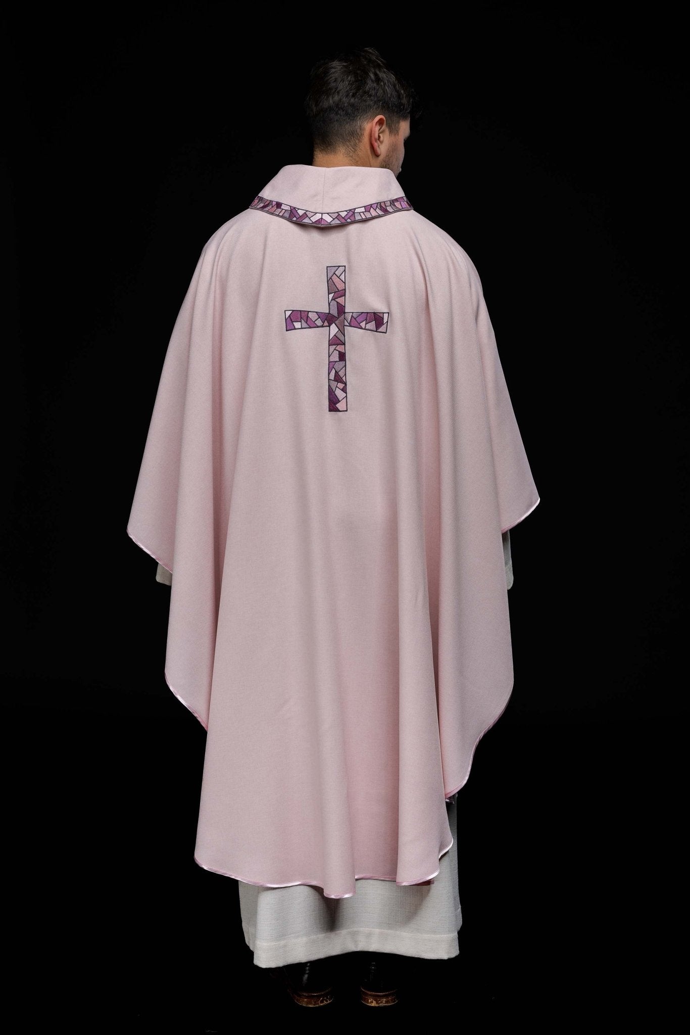 Chasuble brodée rose avec croix en mosaïque KOR/257/08/70 - CHASUBLES.FR