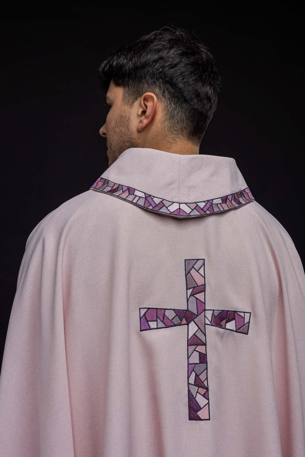 Chasuble brodée rose avec croix en mosaïque KOR/257/08/70 - CHASUBLES.FR