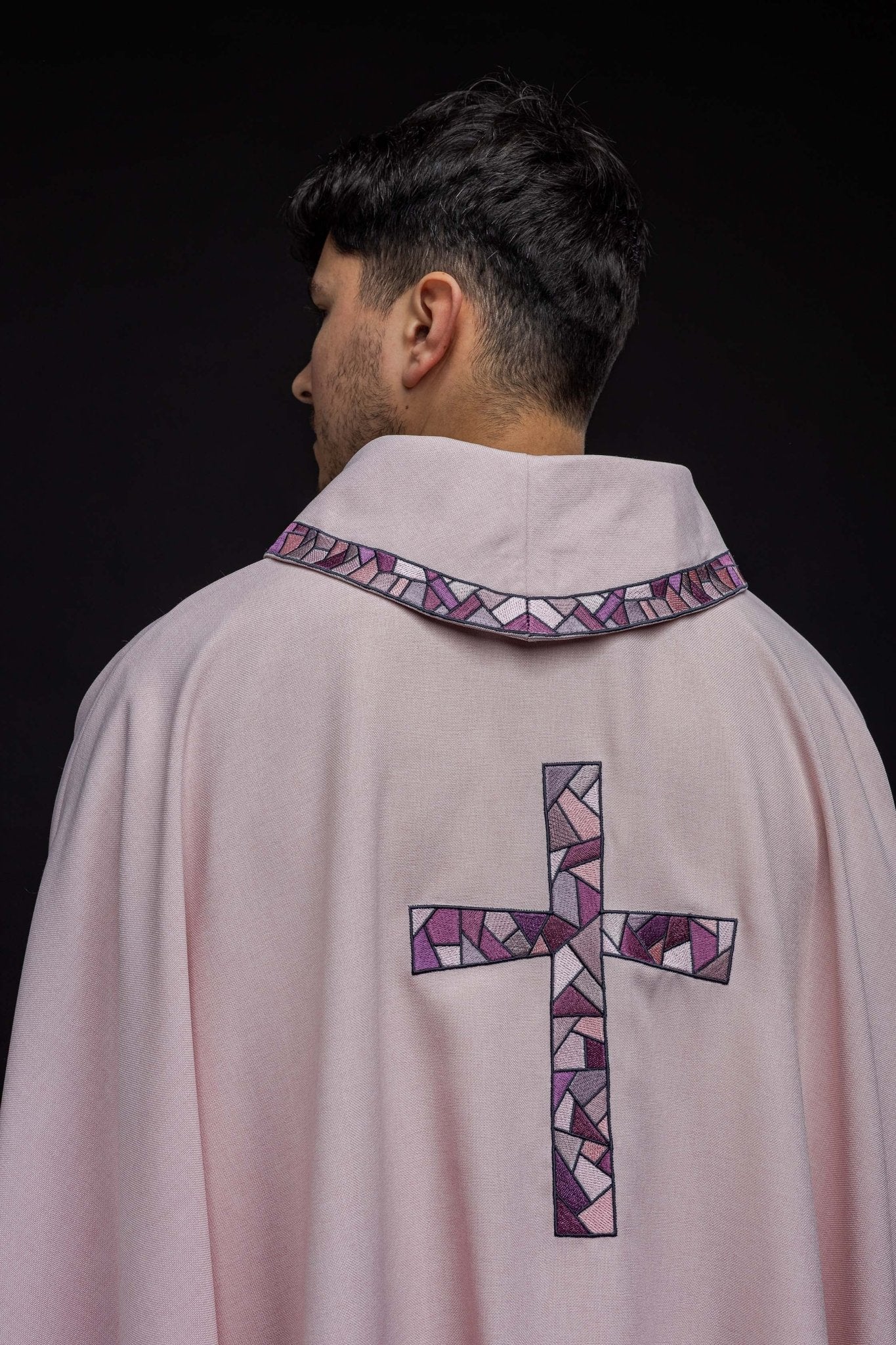 Chasuble brodée rose avec croix en mosaïque KOR/257/08/70 - CHASUBLES.FR