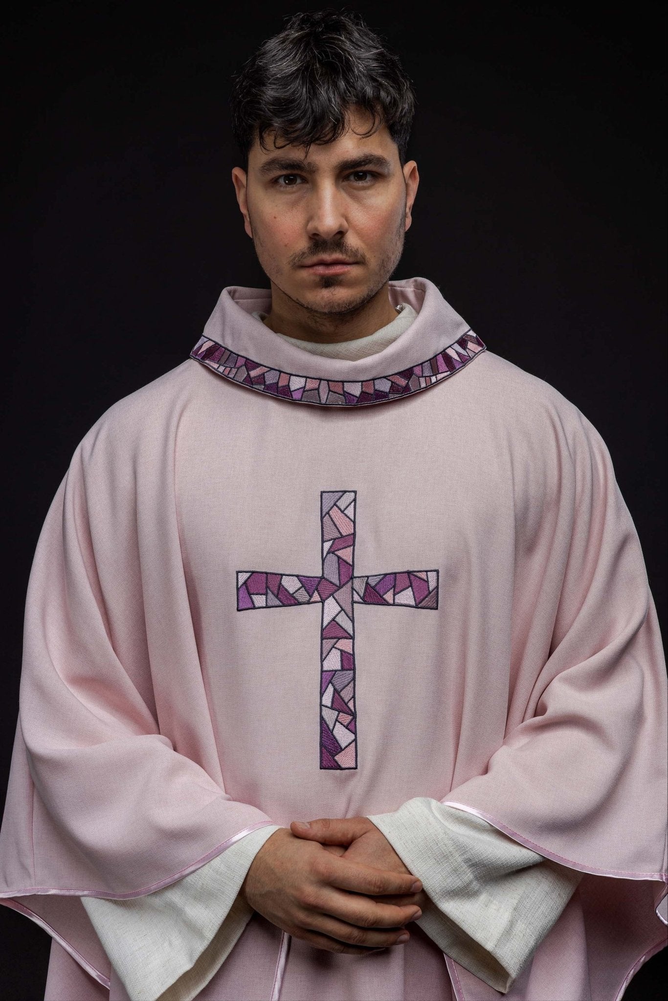 Chasuble brodée rose avec croix en mosaïque KOR/257/08/70 - CHASUBLES.FR