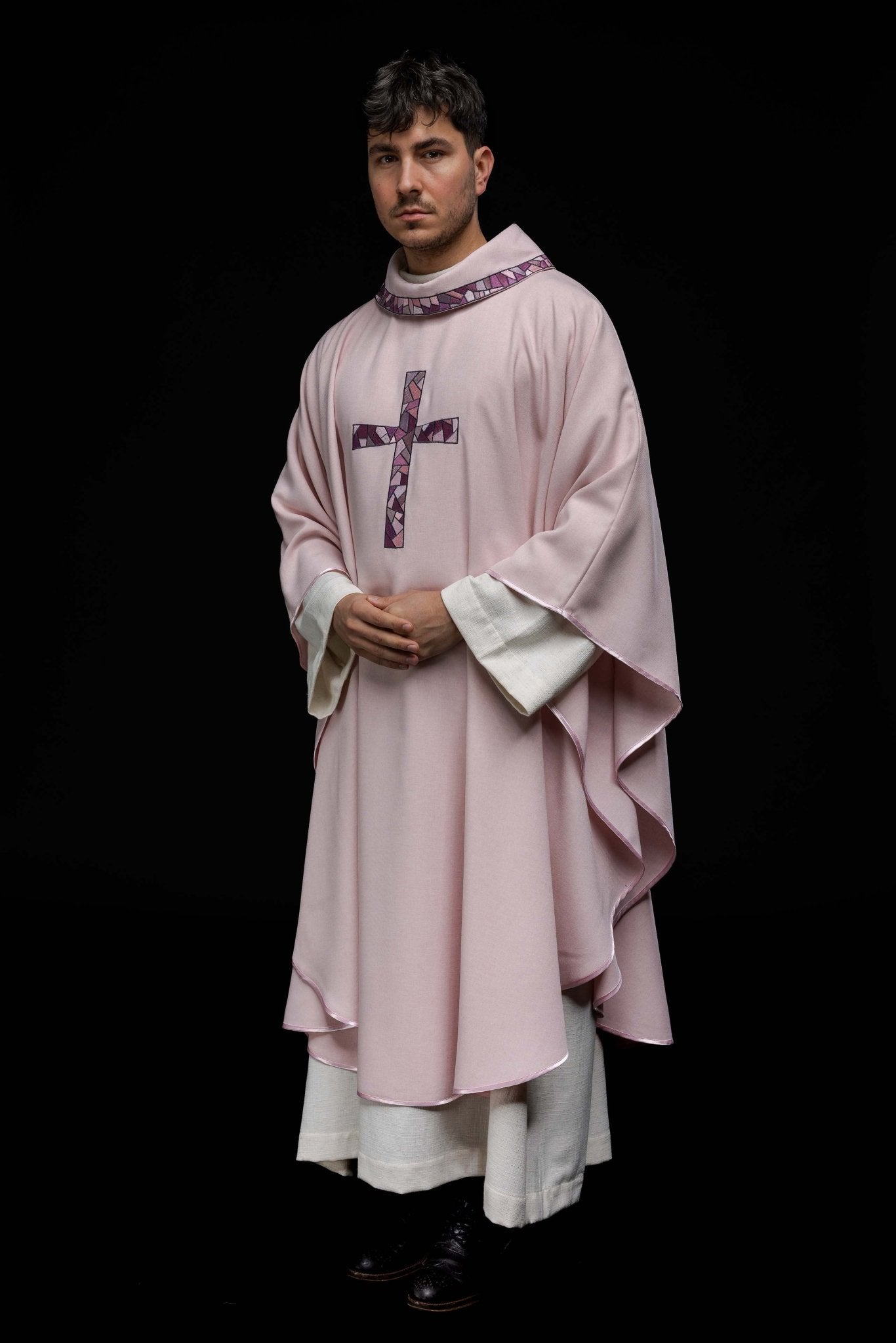 Chasuble brodée rose avec croix en mosaïque KOR/257/08/70 - CHASUBLES.FR
