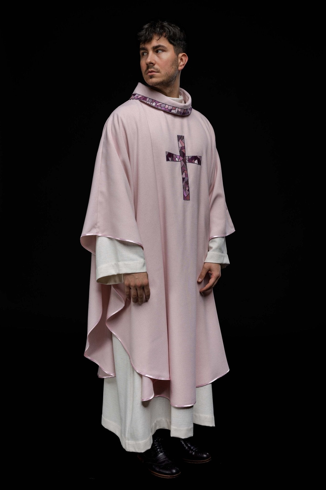 Chasuble brodée rose avec croix en mosaïque KOR/257/08/70 - CHASUBLES.FR