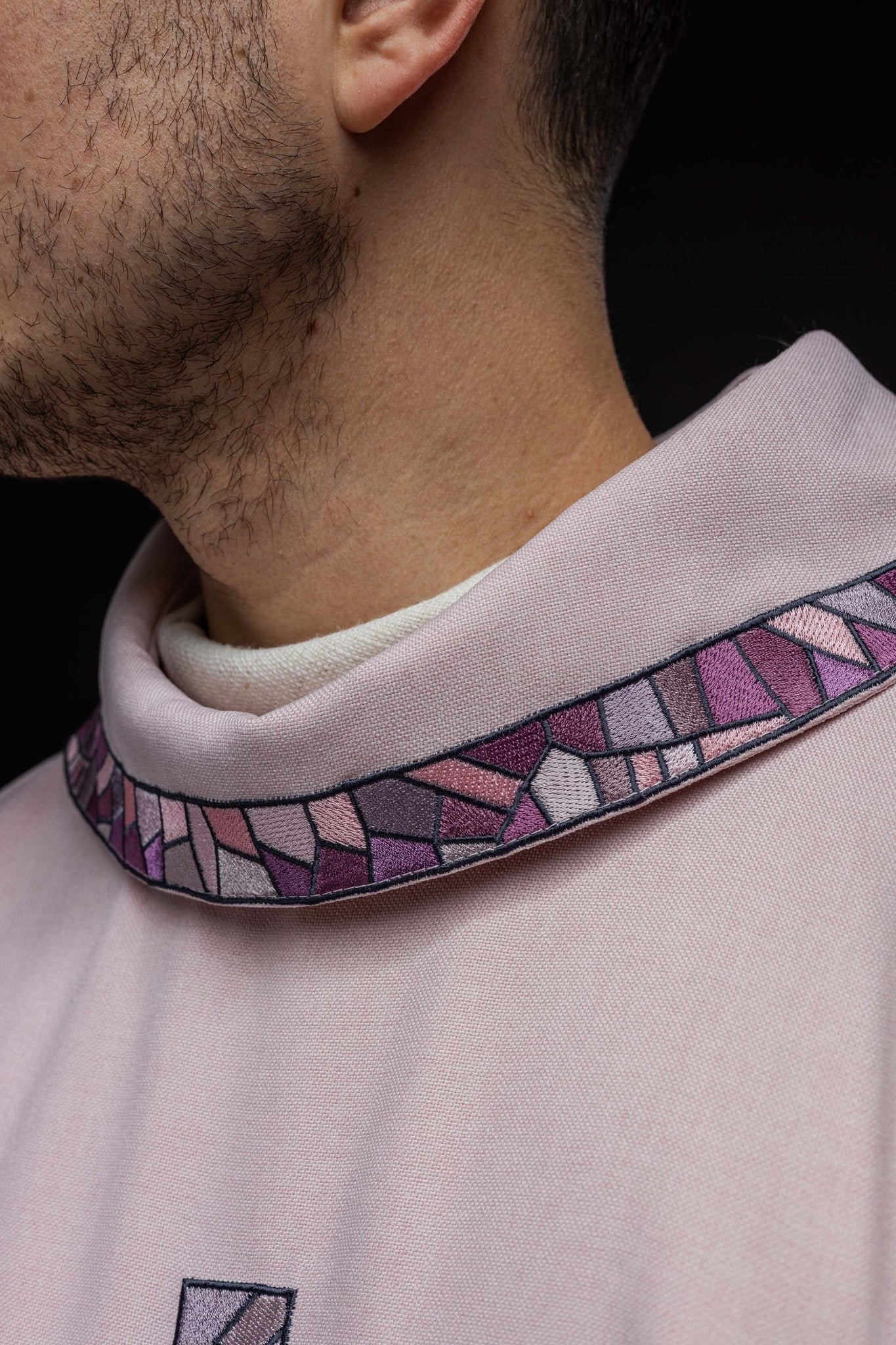 Chasuble brodée rose avec croix en mosaïque KOR/257/08/70 - CHASUBLES.FR