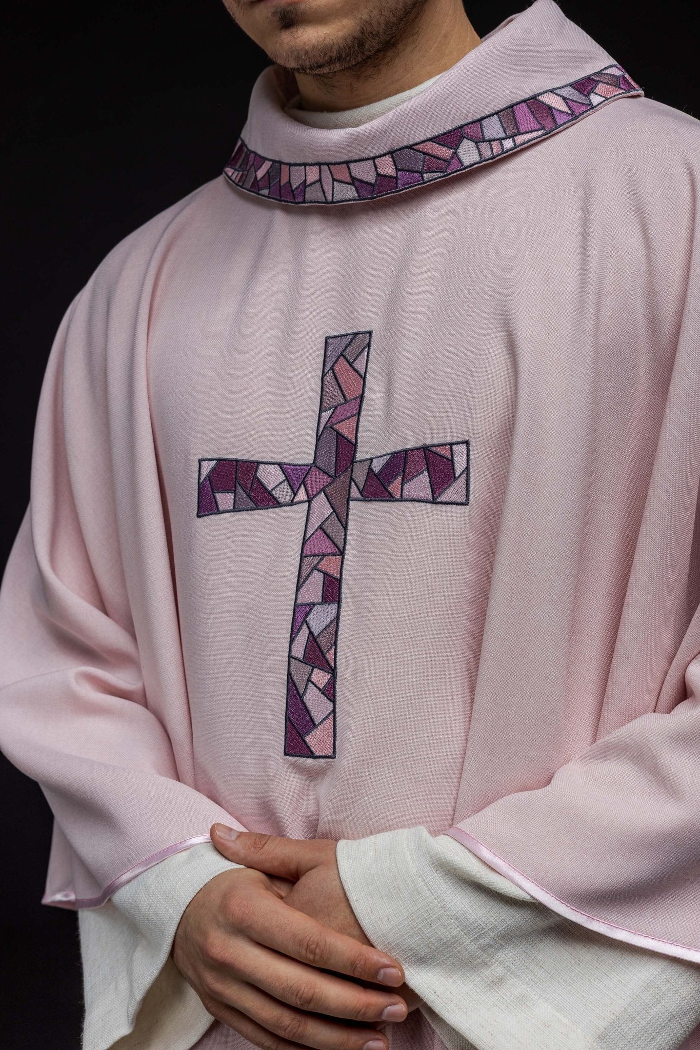 Chasuble brodée rose avec croix en mosaïque KOR/257/08/70 - CHASUBLES.FR