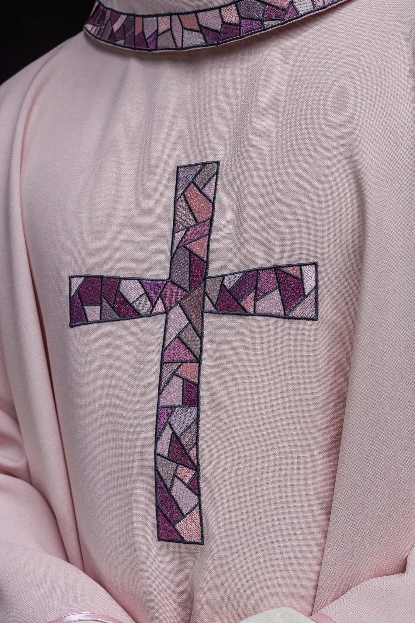 Chasuble brodée rose avec croix en mosaïque KOR/257/08/70 - CHASUBLES.FR
