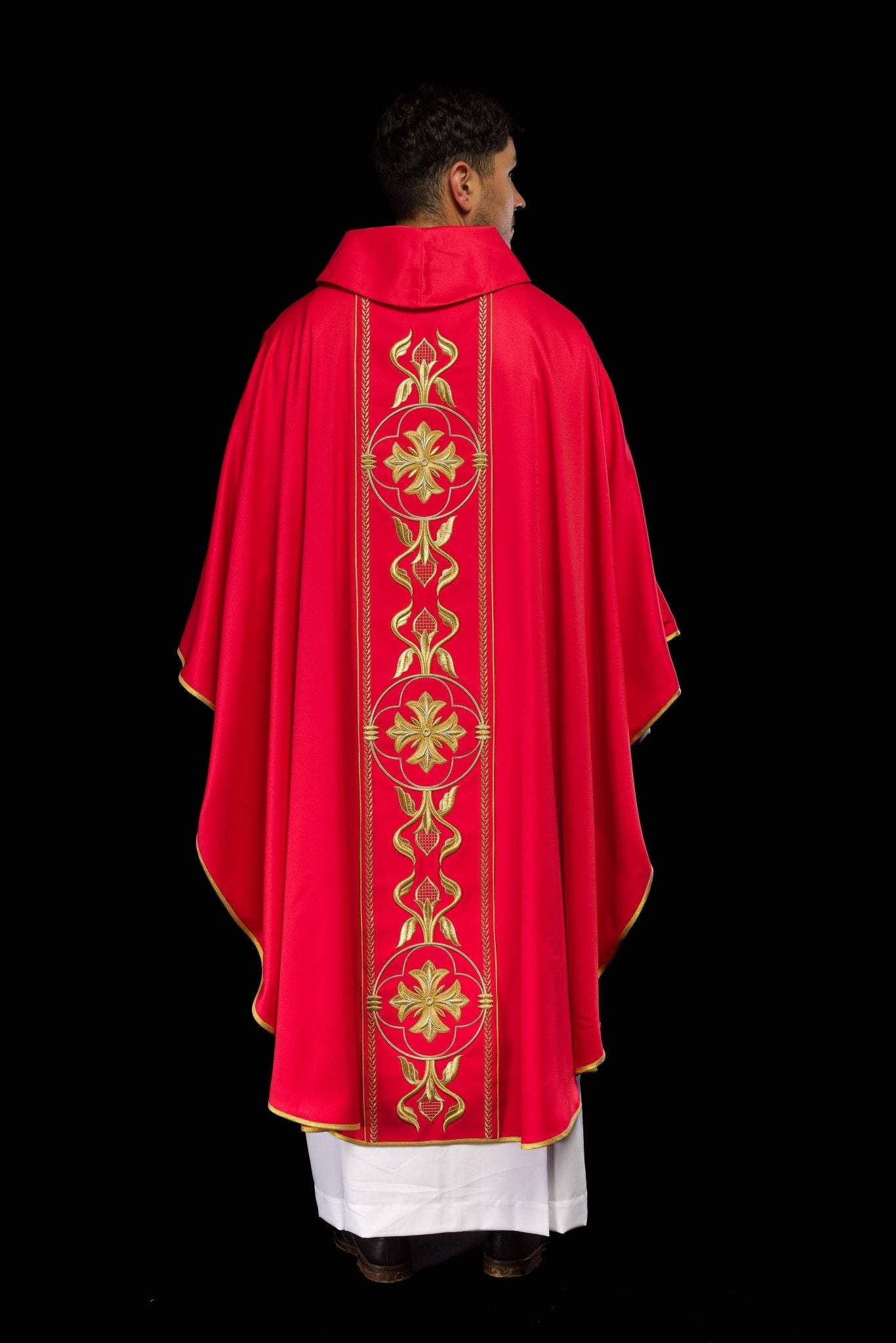 Chasuble brodée rouge avec bande décorative KOR/267/02/53 - CHASUBLES.FR