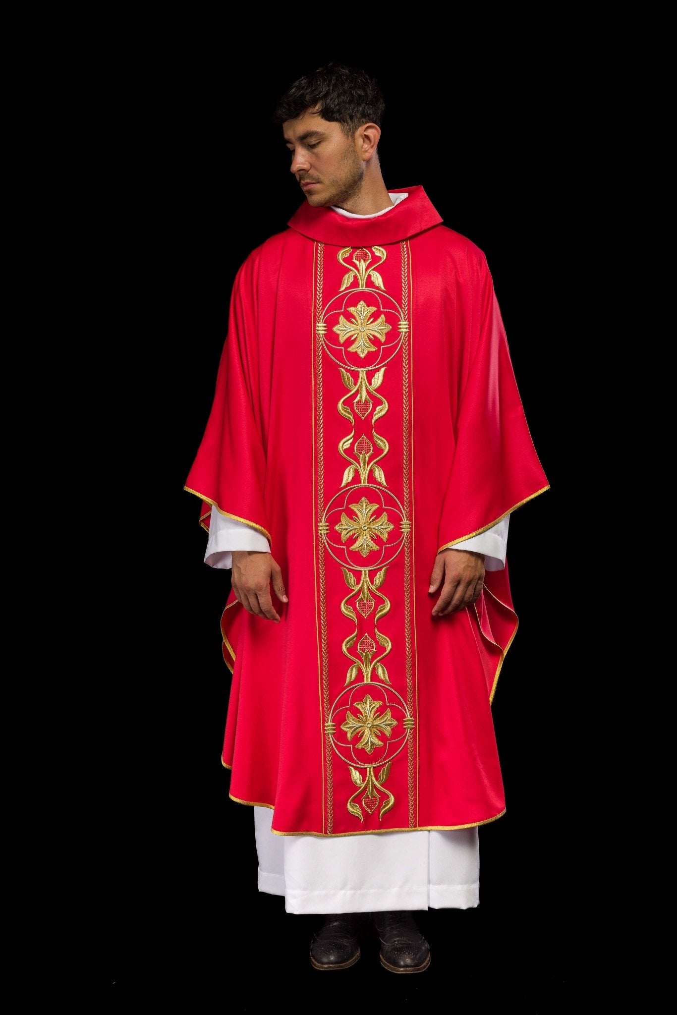 Chasuble brodée rouge avec bande décorative KOR/267/02/53 - CHASUBLES.FR
