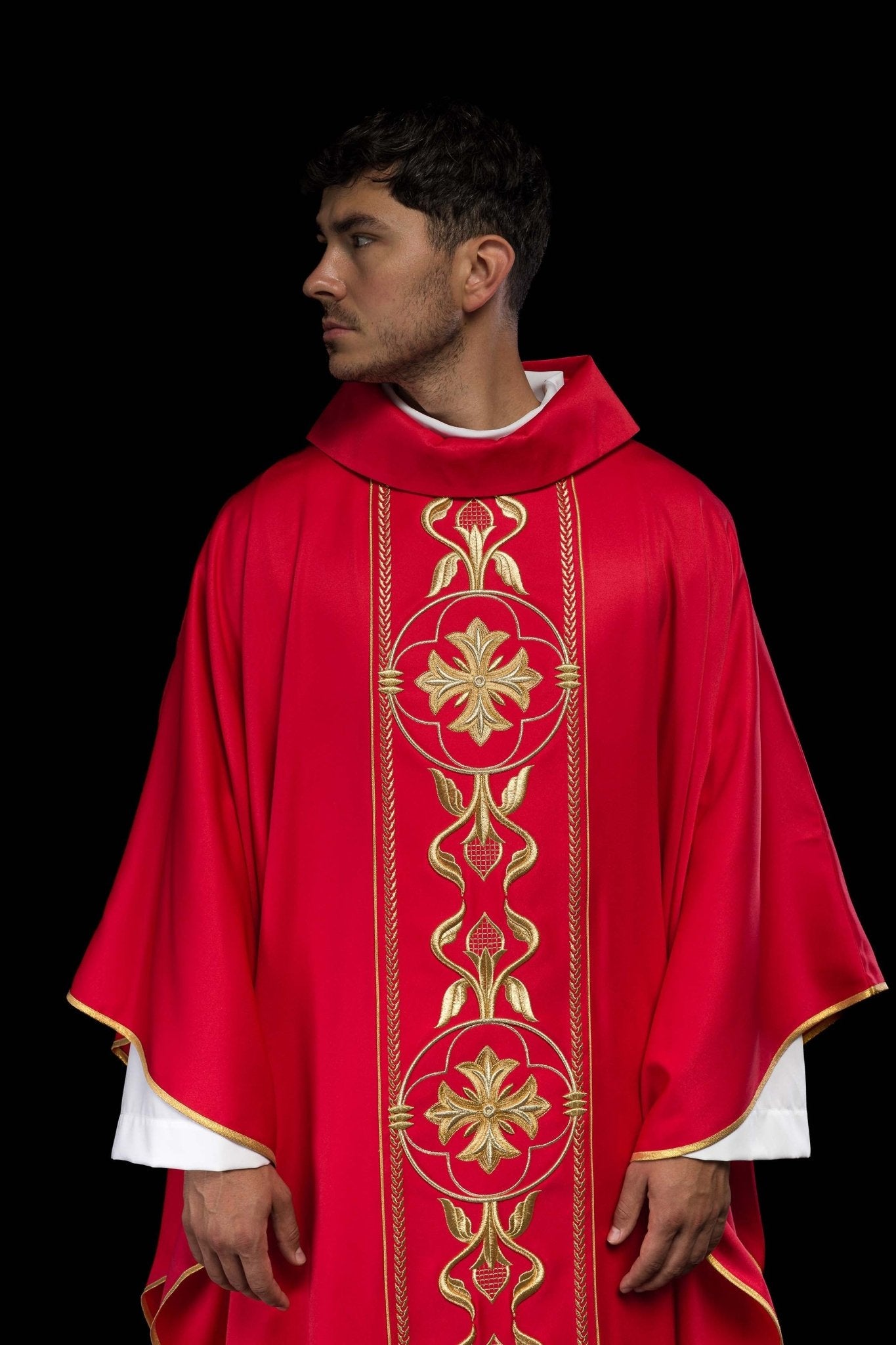 Chasuble brodée rouge avec bande décorative KOR/267/02/53 - CHASUBLES.FR