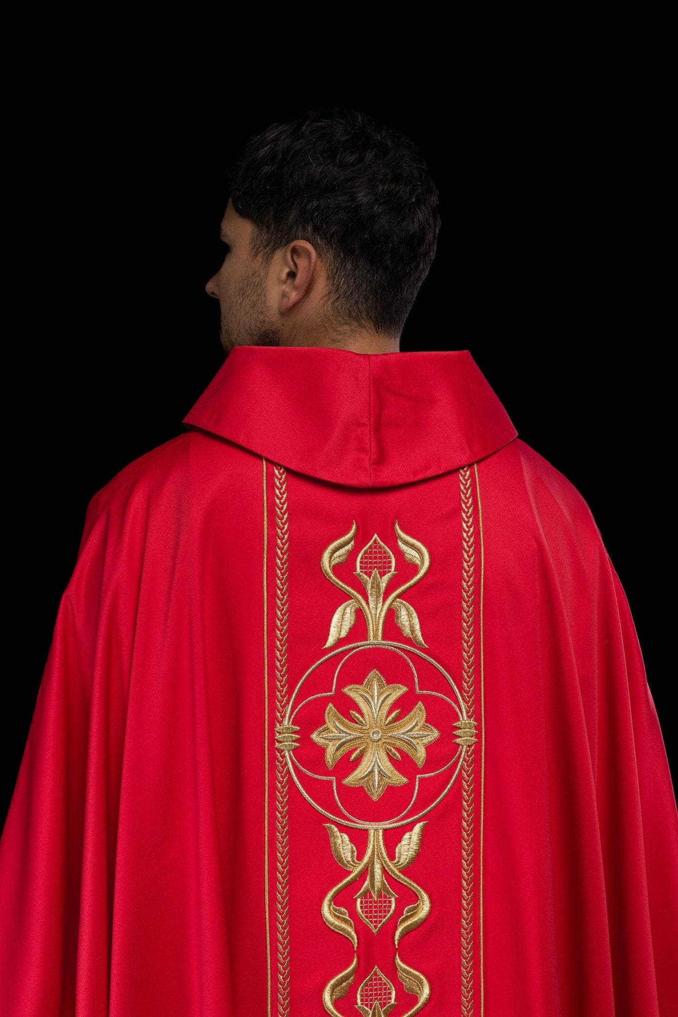 Chasuble brodée rouge avec bande décorative KOR/267/02/53 - CHASUBLES.FR