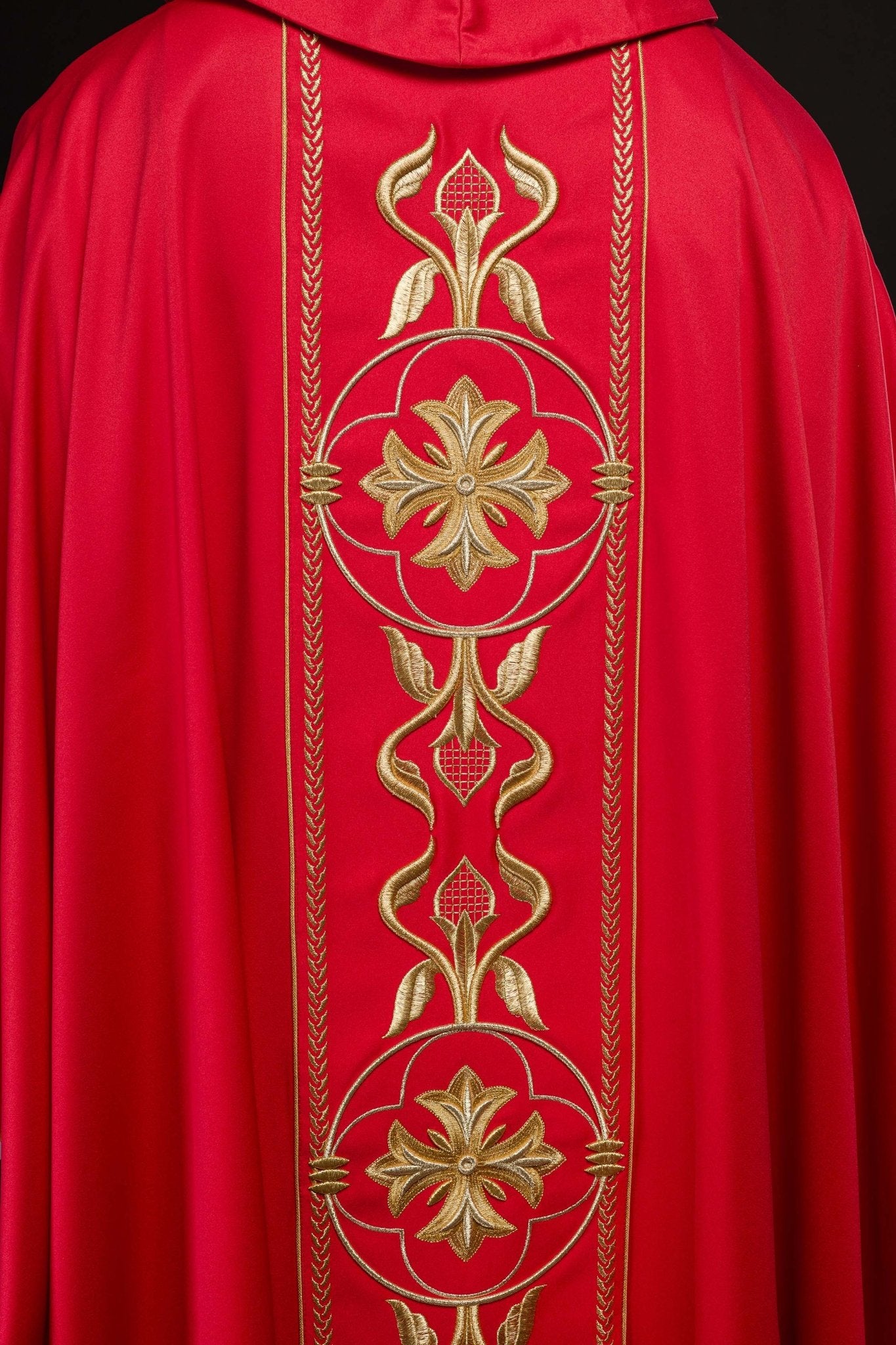 Chasuble brodée rouge avec bande décorative KOR/267/02/53 - CHASUBLES.FR