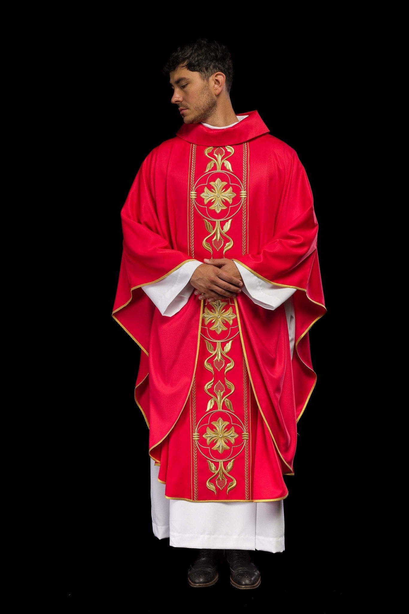 Chasuble brodée rouge avec bande décorative KOR/267/02/53 - CHASUBLES.FR