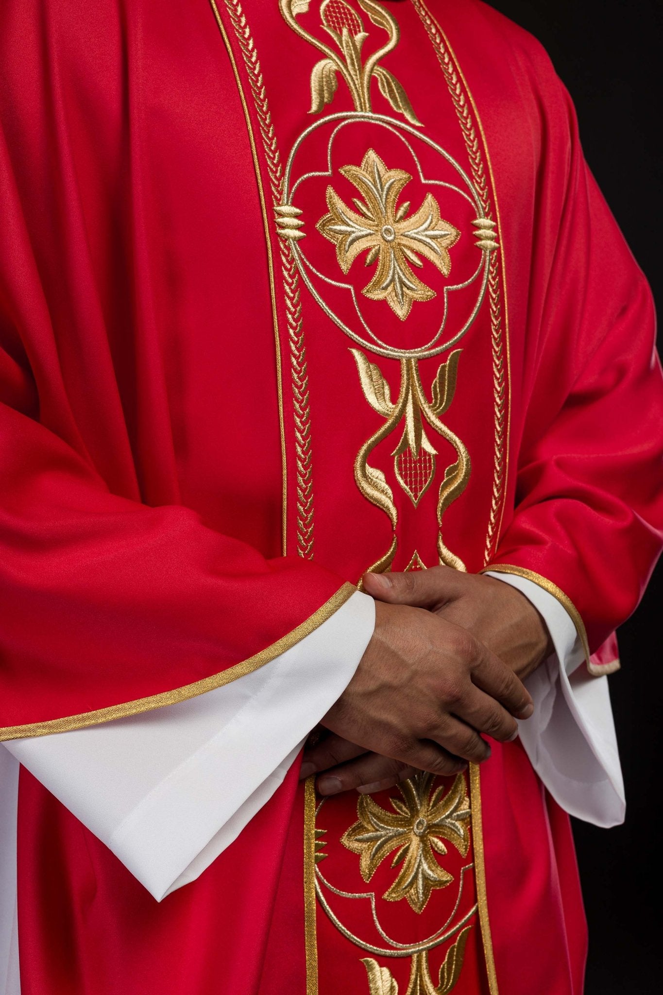 Chasuble brodée rouge avec bande décorative KOR/267/02/53 - CHASUBLES.FR
