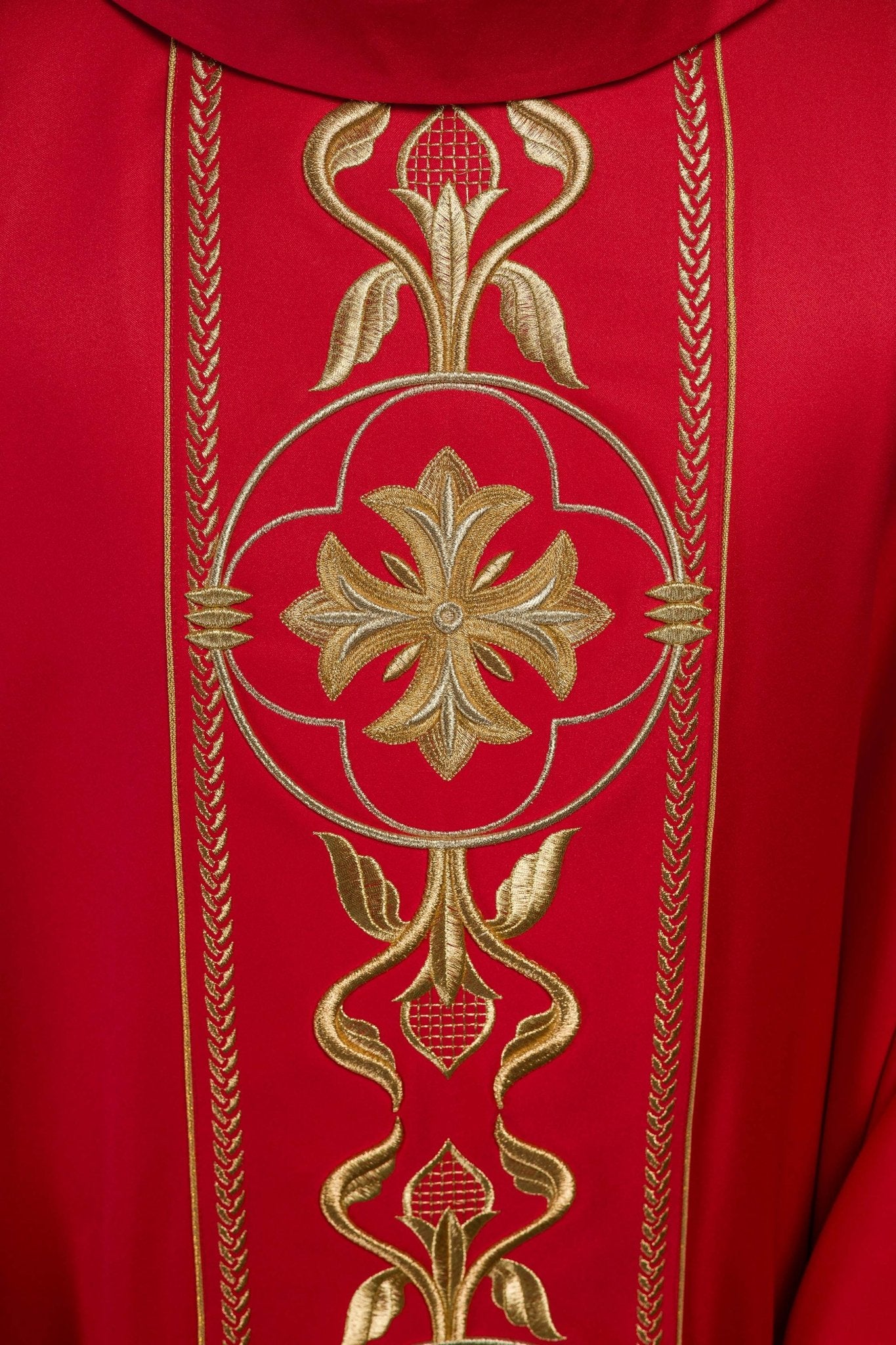 Chasuble brodée rouge avec bande décorative KOR/267/02/53 - CHASUBLES.FR