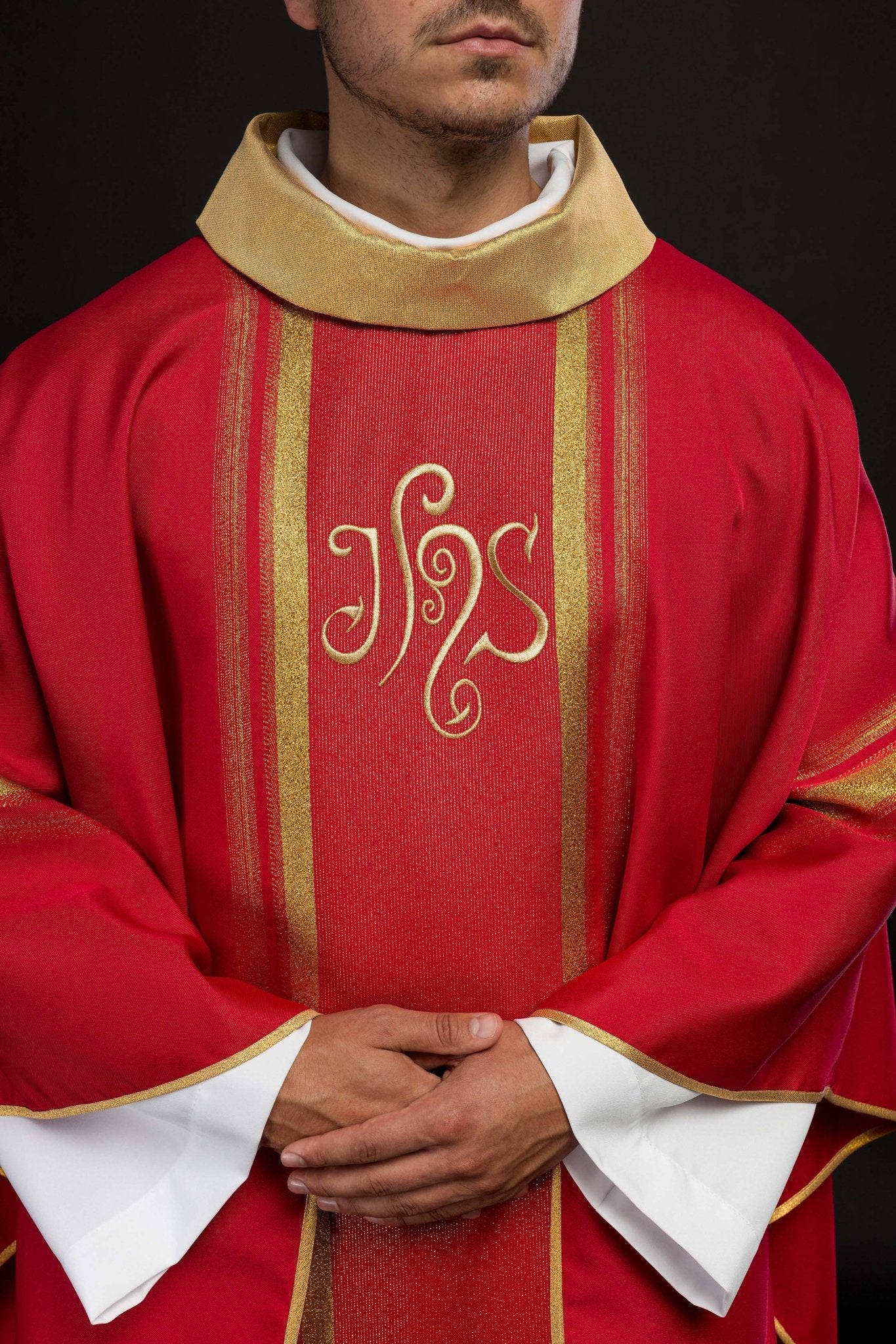 Chasuble brodée rouge avec motif IHS avec dorure KOR/183/02/27 CZERWONY - CHASUBLES.FR