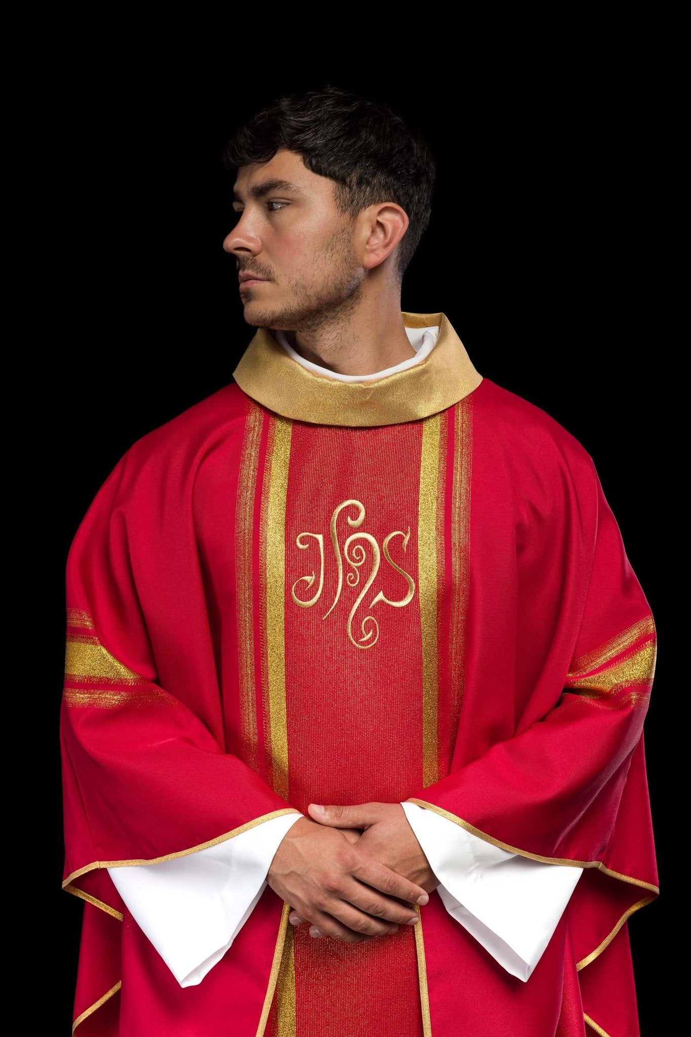 Chasuble brodée rouge avec motif IHS avec dorure KOR/183/02/27 CZERWONY - CHASUBLES.FR