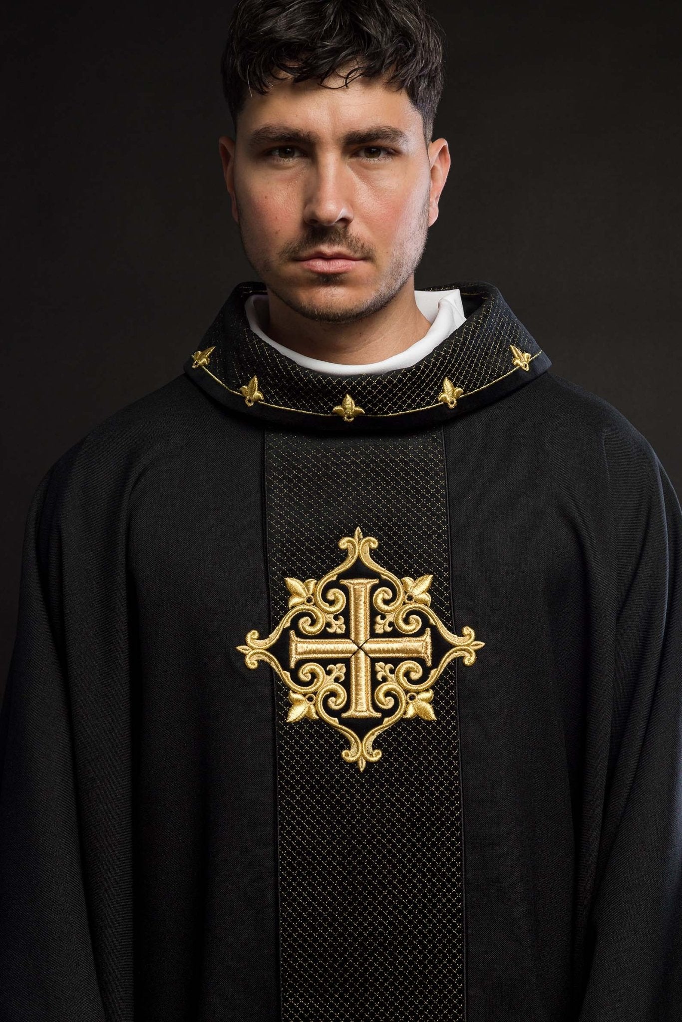 Chasuble brodée sur velours avec le symbole de la Croix Noire LE/7029/07 - CHASUBLES.FR