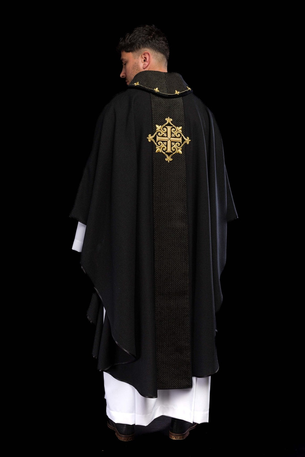 Chasuble brodée sur velours avec le symbole de la Croix Noire LE/7029/07 - CHASUBLES.FR