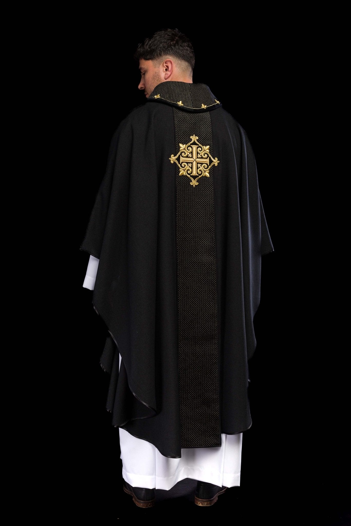 Chasuble brodée sur velours avec le symbole de la Croix Noire LE/7029/07 - CHASUBLES.FR