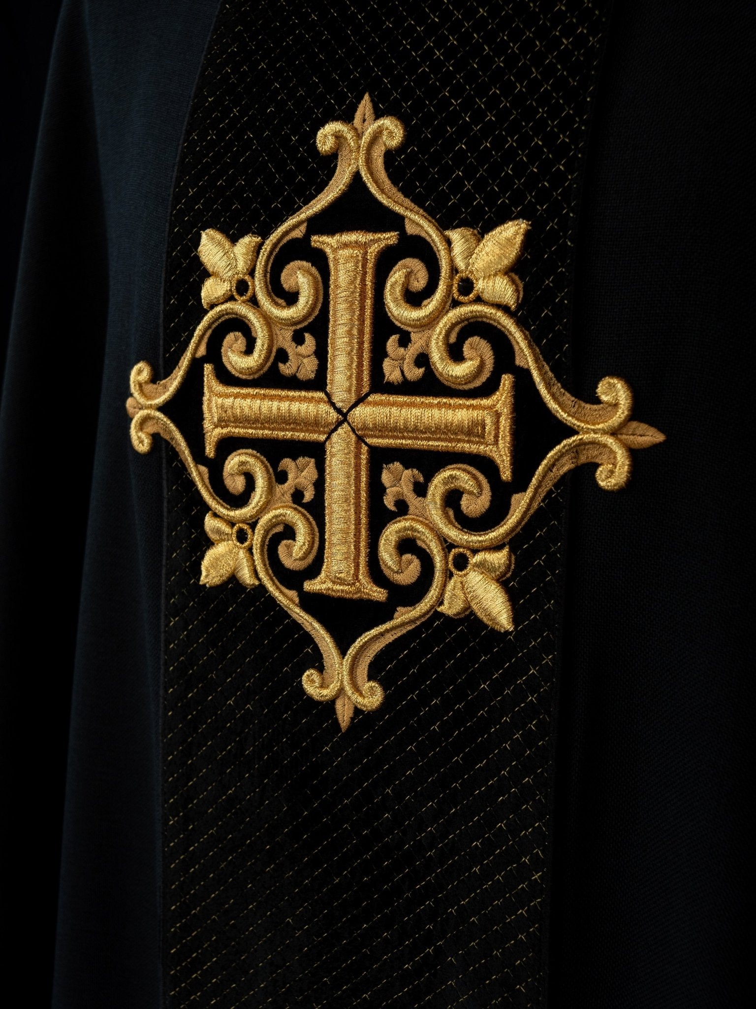 Chasuble brodée sur velours avec le symbole de la Croix Noire LE/7029/07 - CHASUBLES.FR