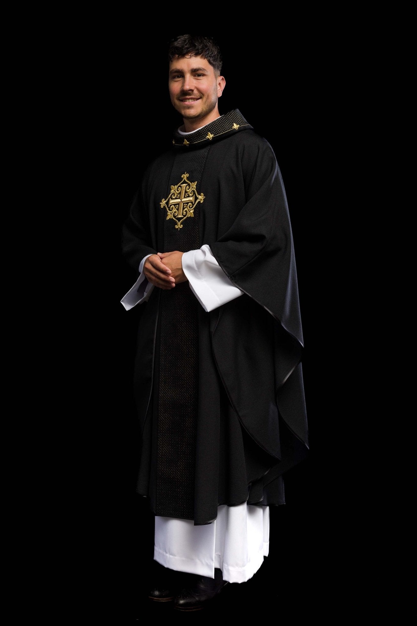 Chasuble brodée sur velours avec le symbole de la Croix Noire LE/7029/07 - CHASUBLES.FR