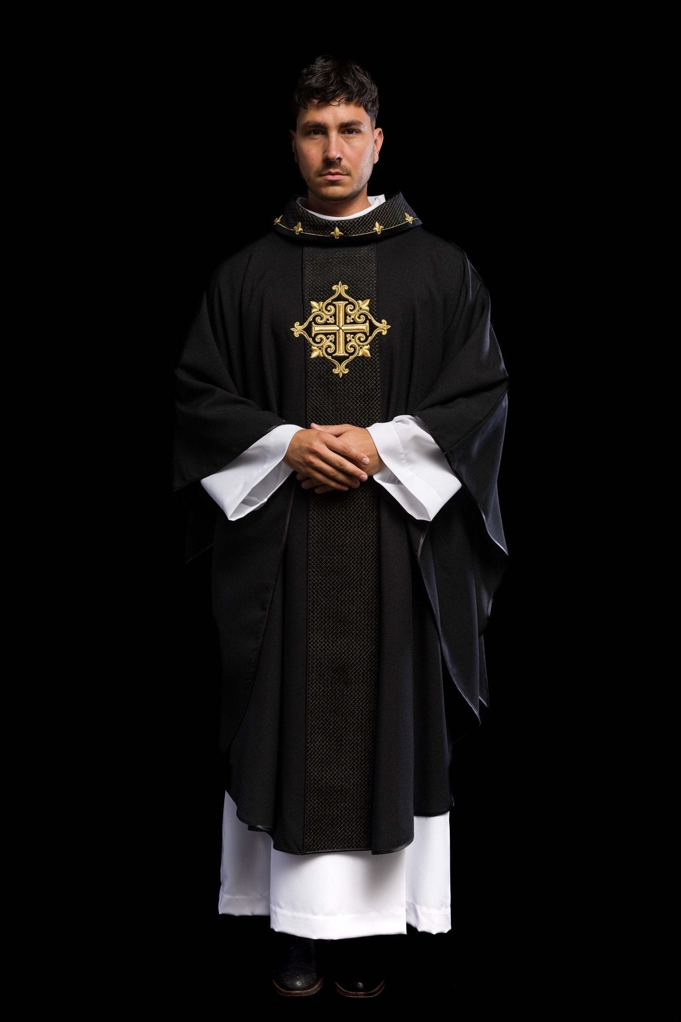 Chasuble brodée sur velours avec le symbole de la Croix Noire LE/7029/07 - CHASUBLES.FR