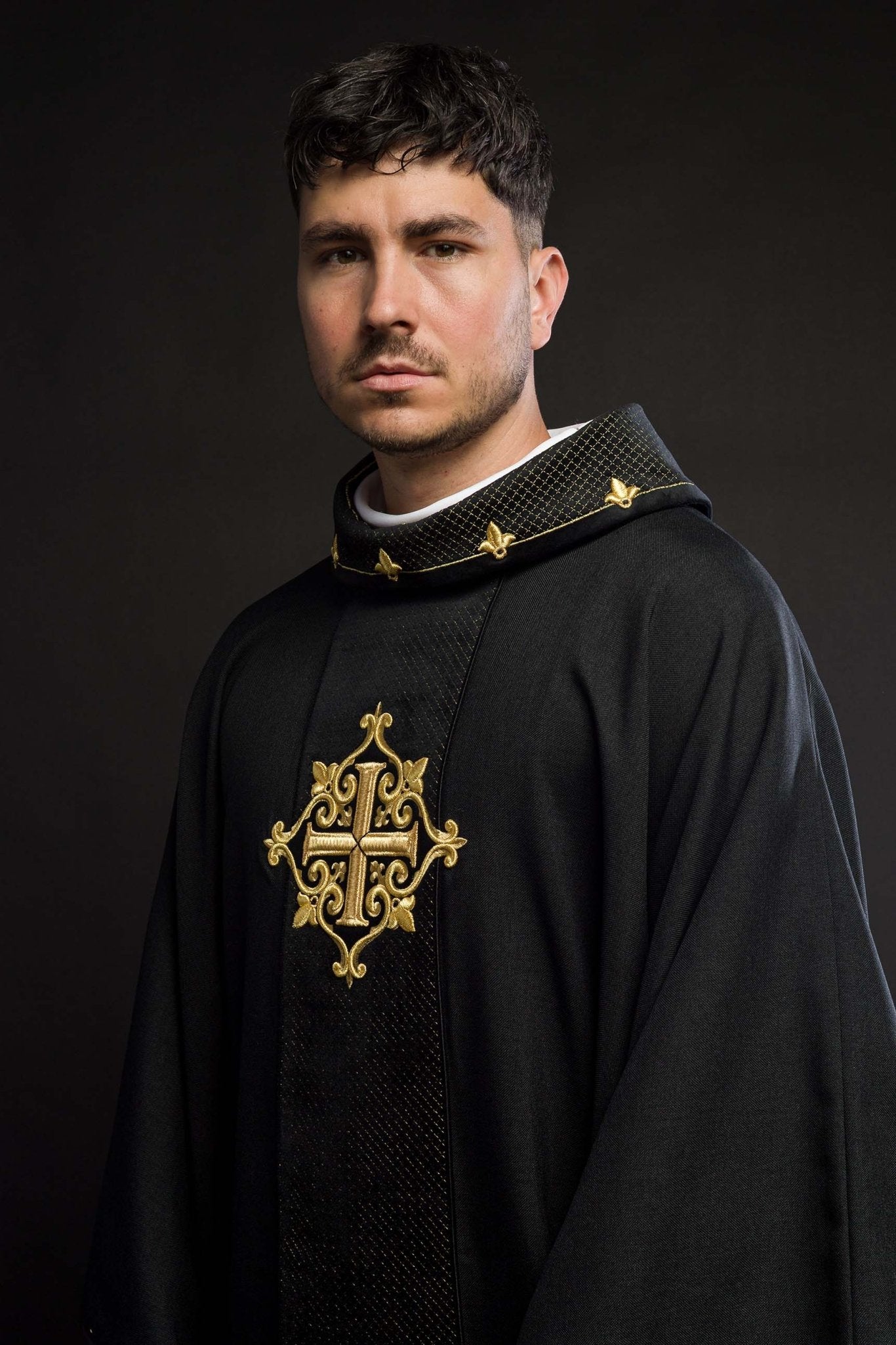 Chasuble brodée sur velours avec le symbole de la Croix Noire LE/7029/07 - CHASUBLES.FR