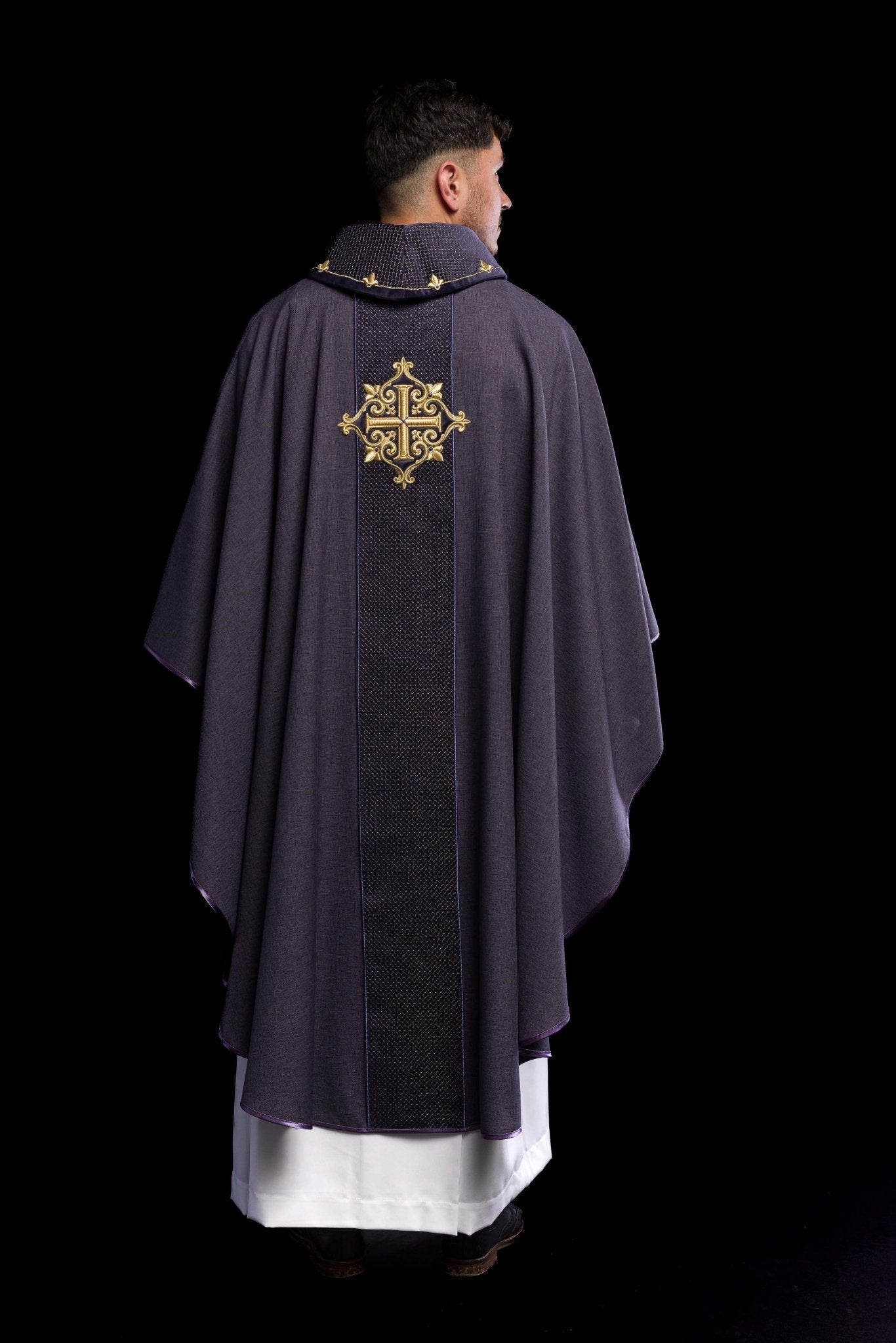 Chasuble brodée sur velours avec le symbole de la Croix pourpre LE/7029/03 - CHASUBLES.FR