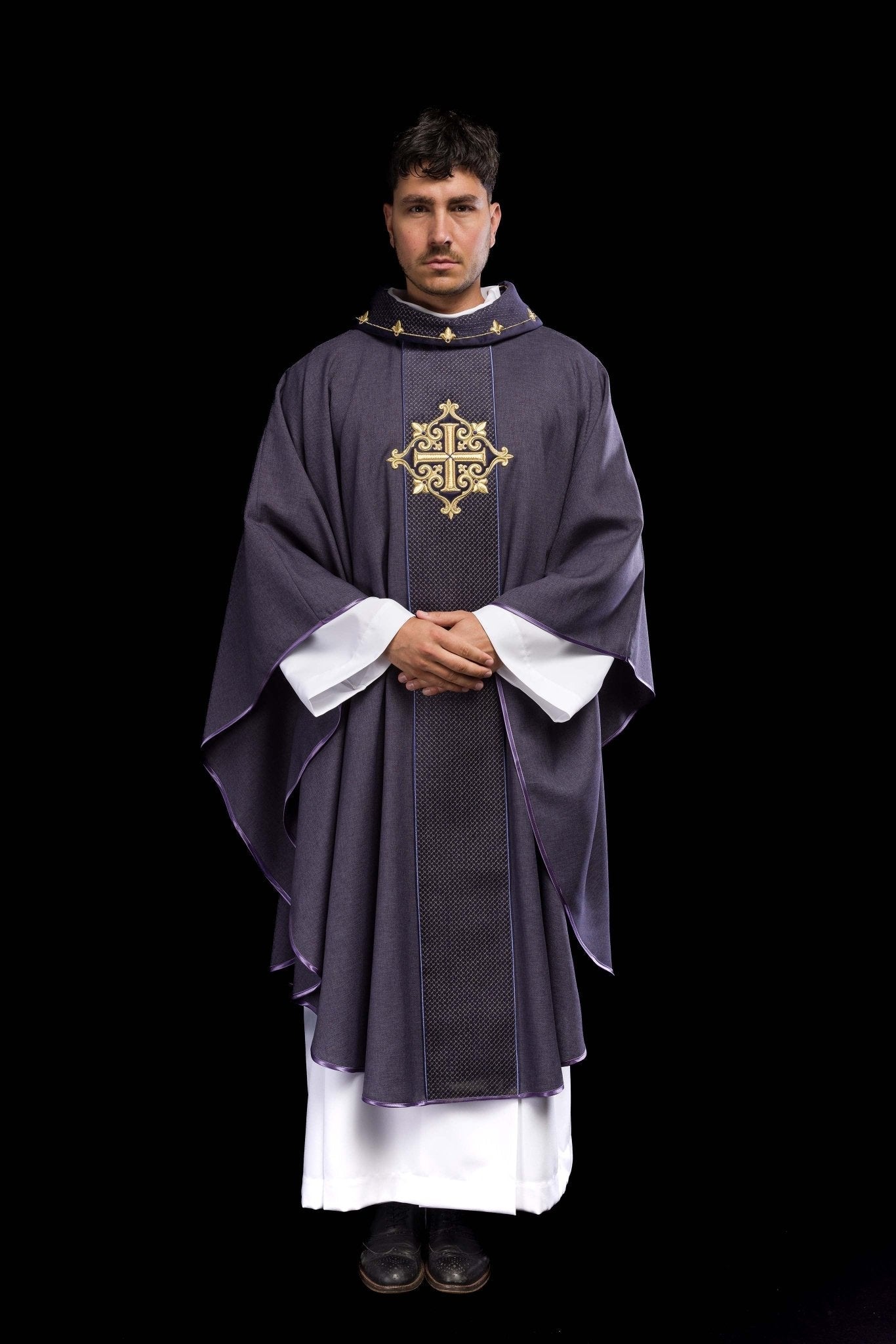 Chasuble brodée sur velours avec le symbole de la Croix pourpre LE/7029/03 - CHASUBLES.FR