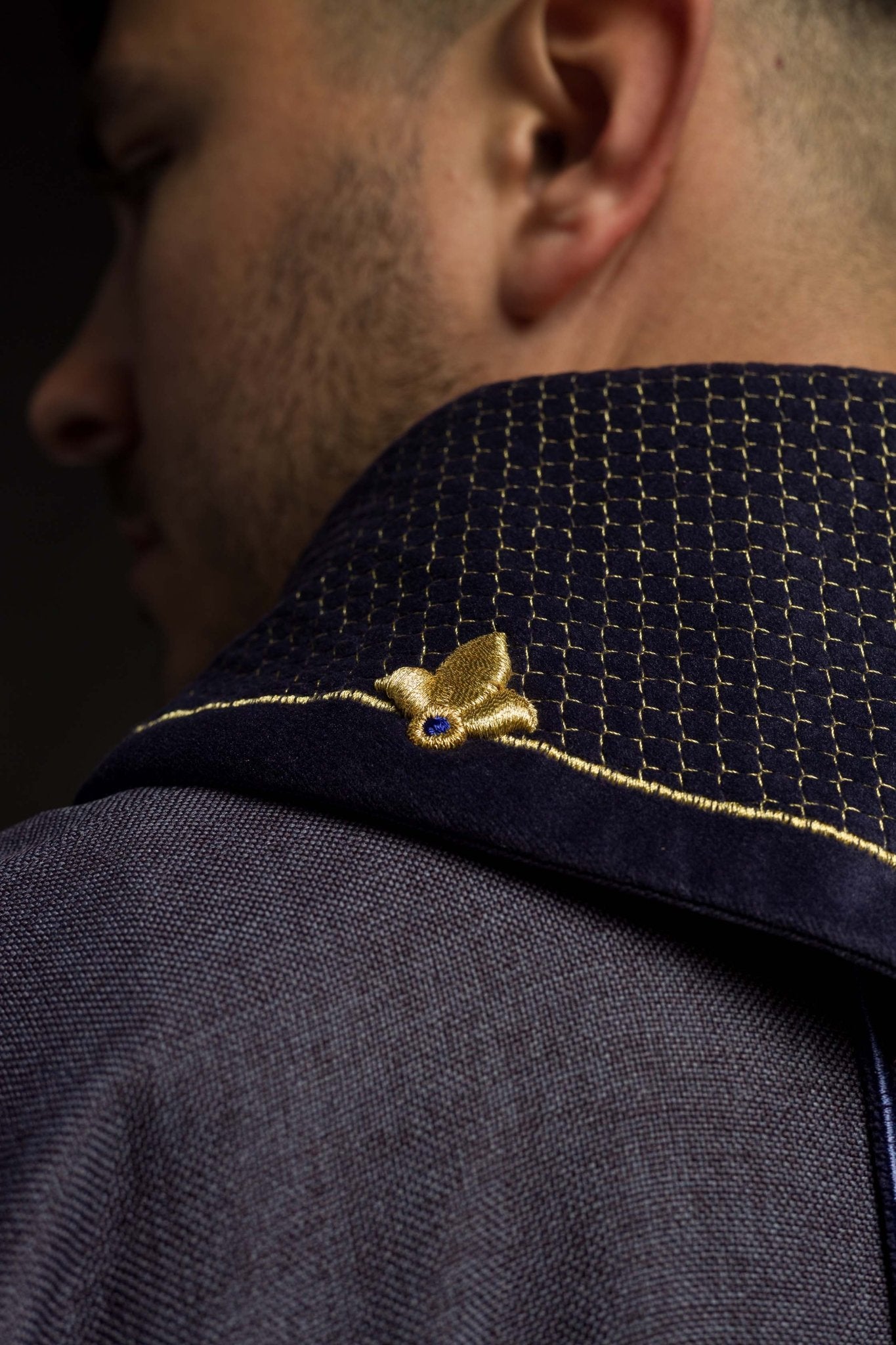 Chasuble brodée sur velours avec le symbole de la Croix pourpre LE/7029/03 - CHASUBLES.FR