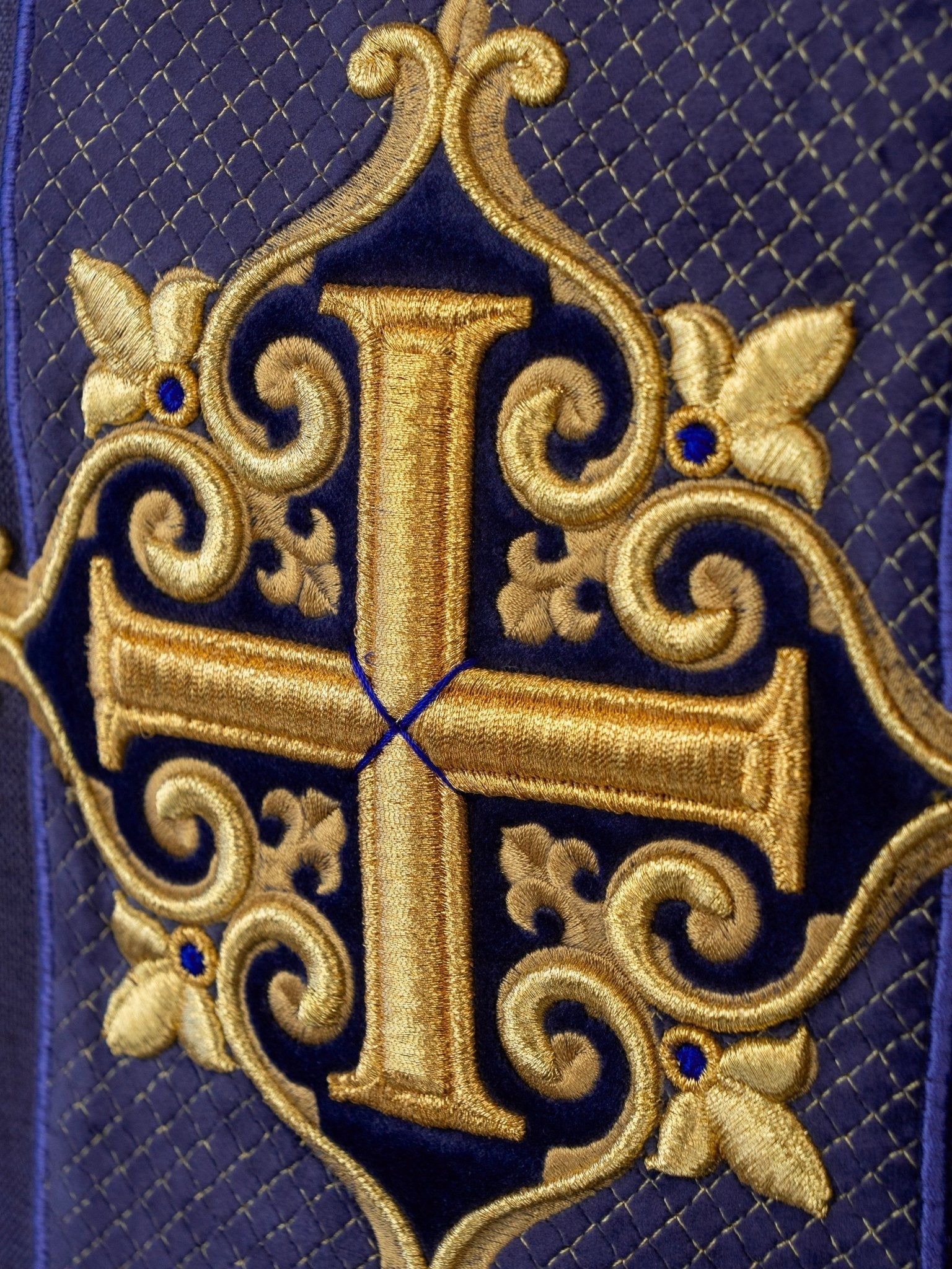 Chasuble brodée sur velours avec le symbole de la Croix pourpre LE/7029/03 - CHASUBLES.FR