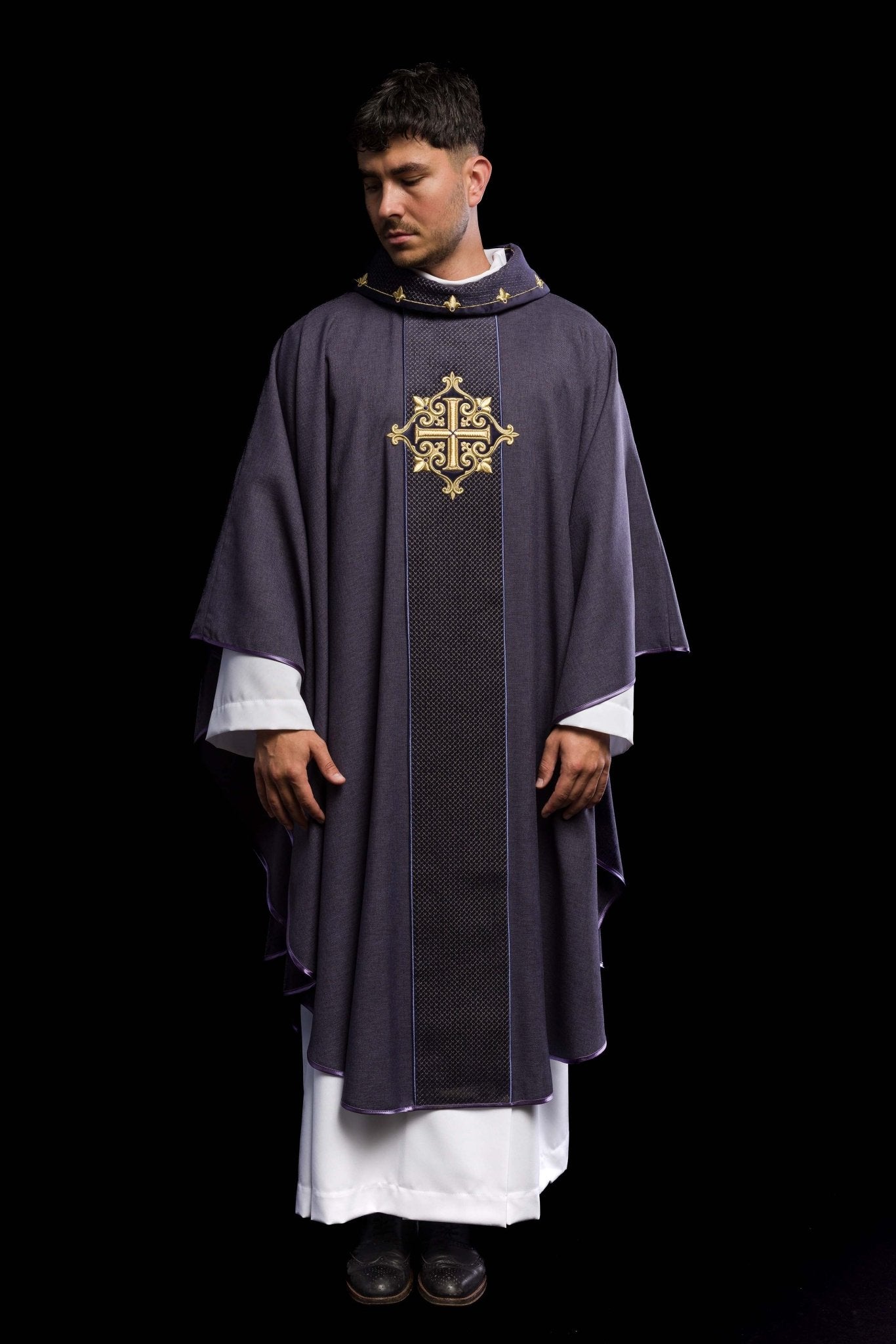 Chasuble brodée sur velours avec le symbole de la Croix pourpre LE/7029/03 - CHASUBLES.FR