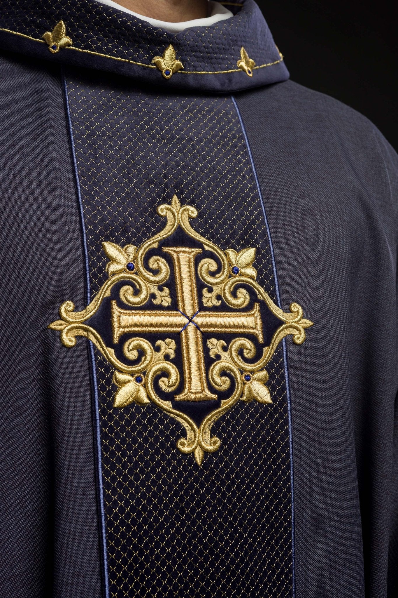 Chasuble brodée sur velours avec le symbole de la Croix pourpre LE/7029/03 - CHASUBLES.FR
