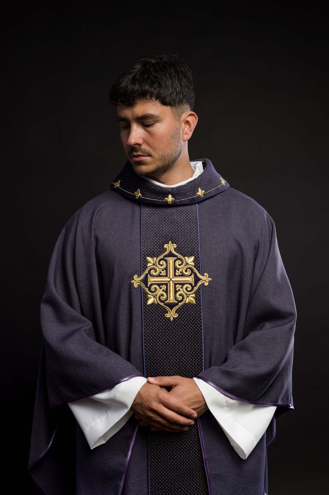 Chasuble brodée sur velours avec le symbole de la Croix pourpre LE/7029/03 - CHASUBLES.FR