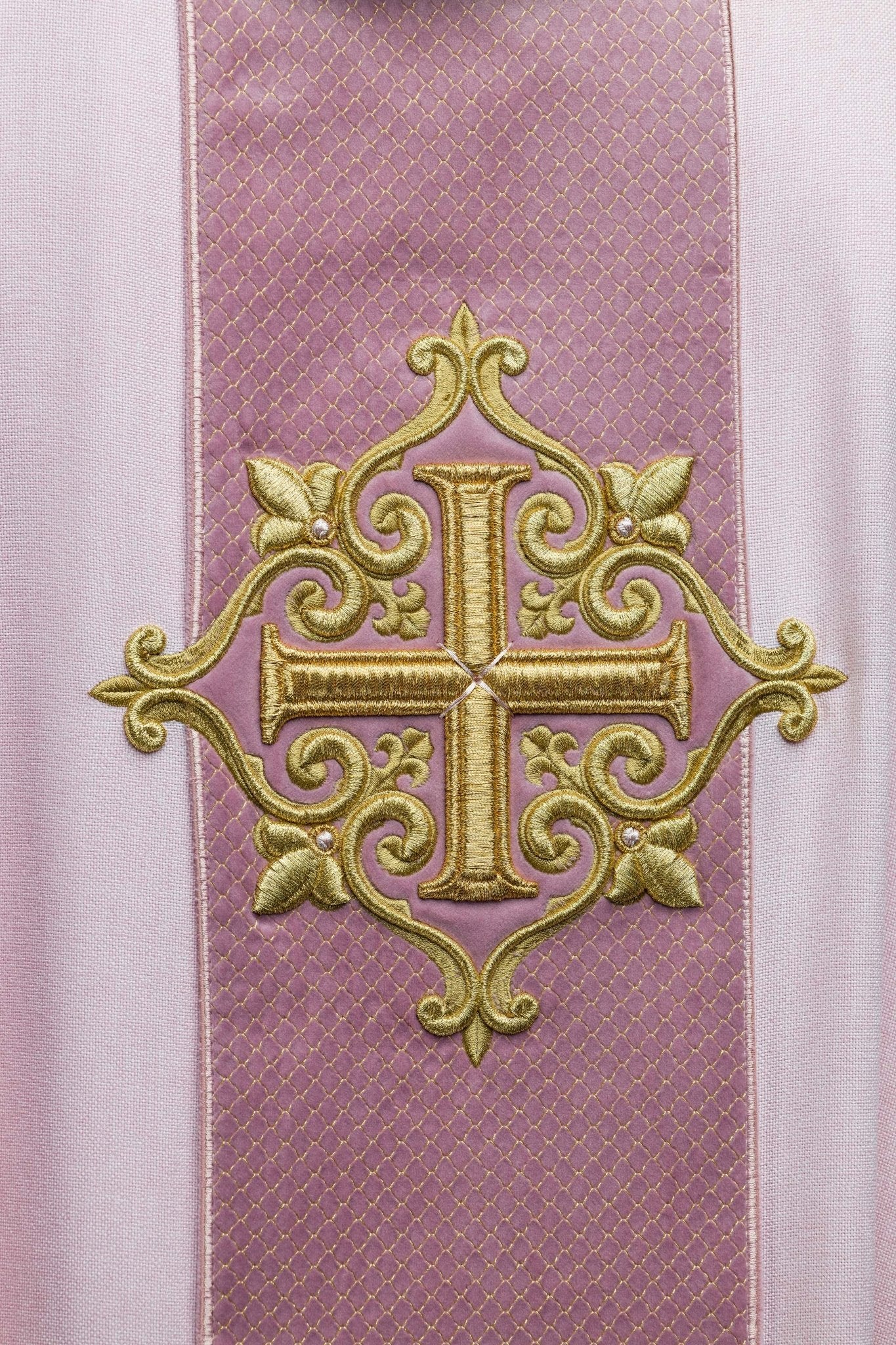 Chasuble brodée sur velours avec le symbole de la Croix Rose LE/7029/08 - CHASUBLES.FR