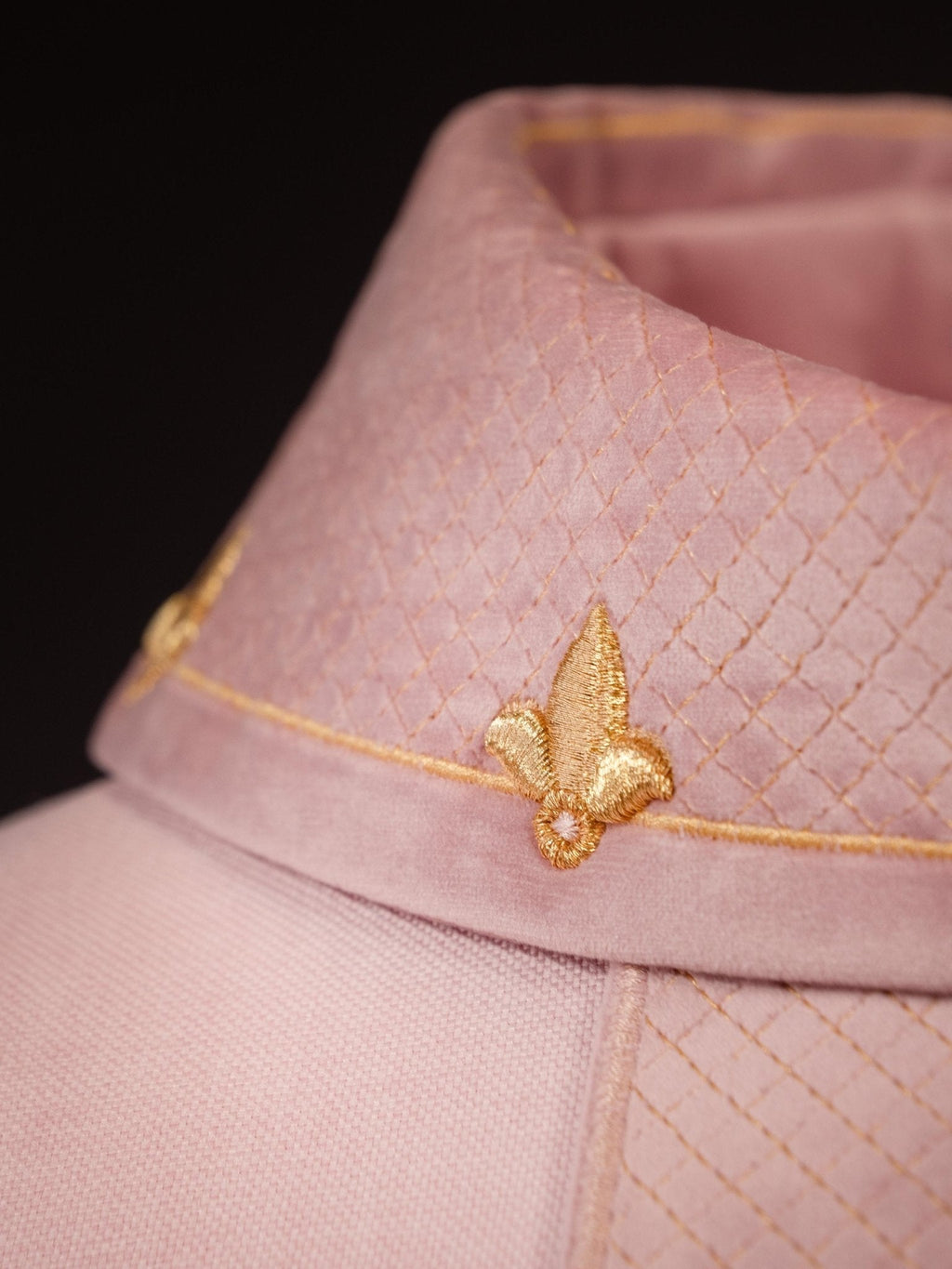 Chasuble brodée sur velours avec le symbole de la Croix Rose LE/7029/08 - CHASUBLES.FR