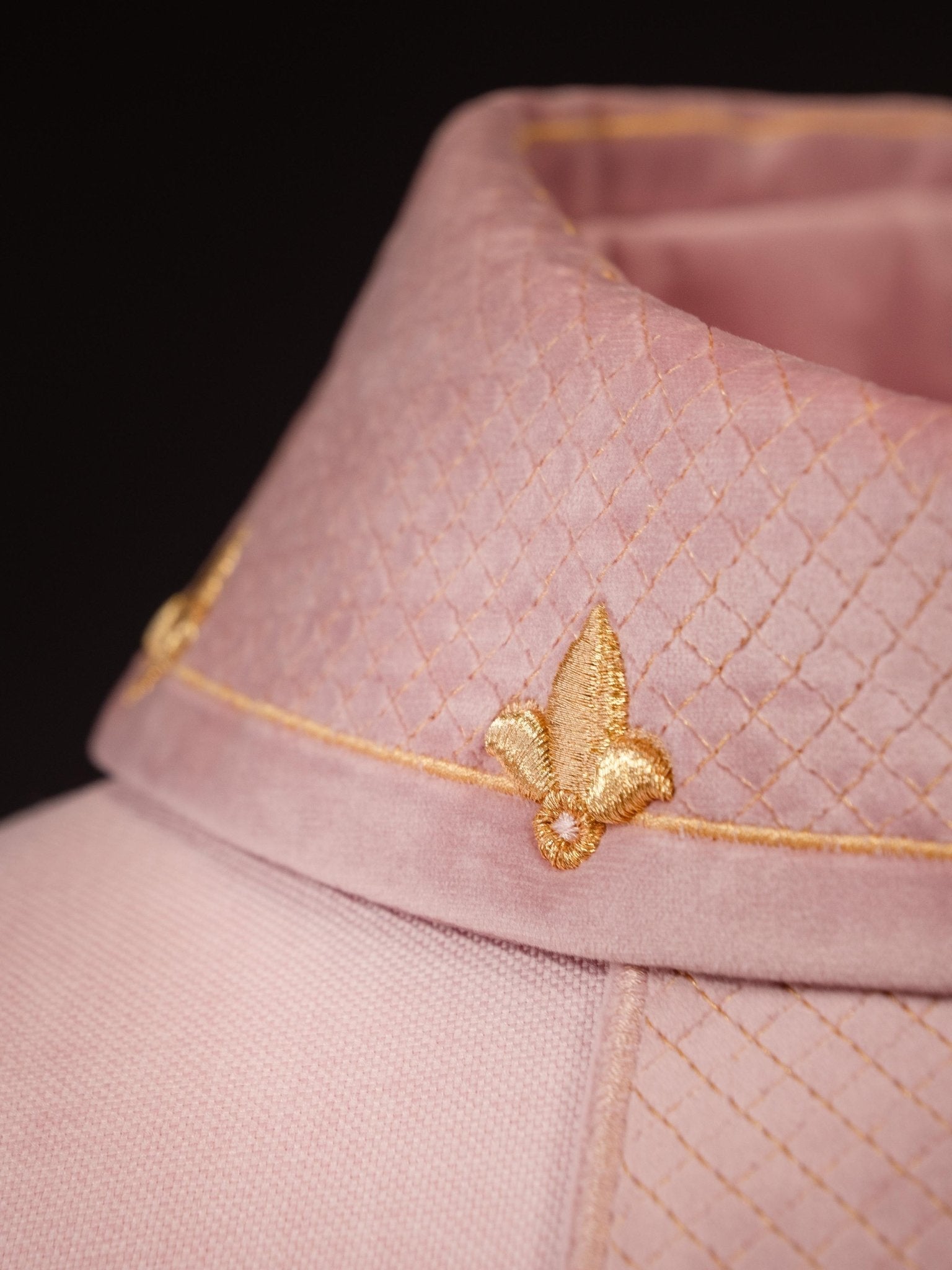 Chasuble brodée sur velours avec le symbole de la Croix Rose LE/7029/08 - CHASUBLES.FR