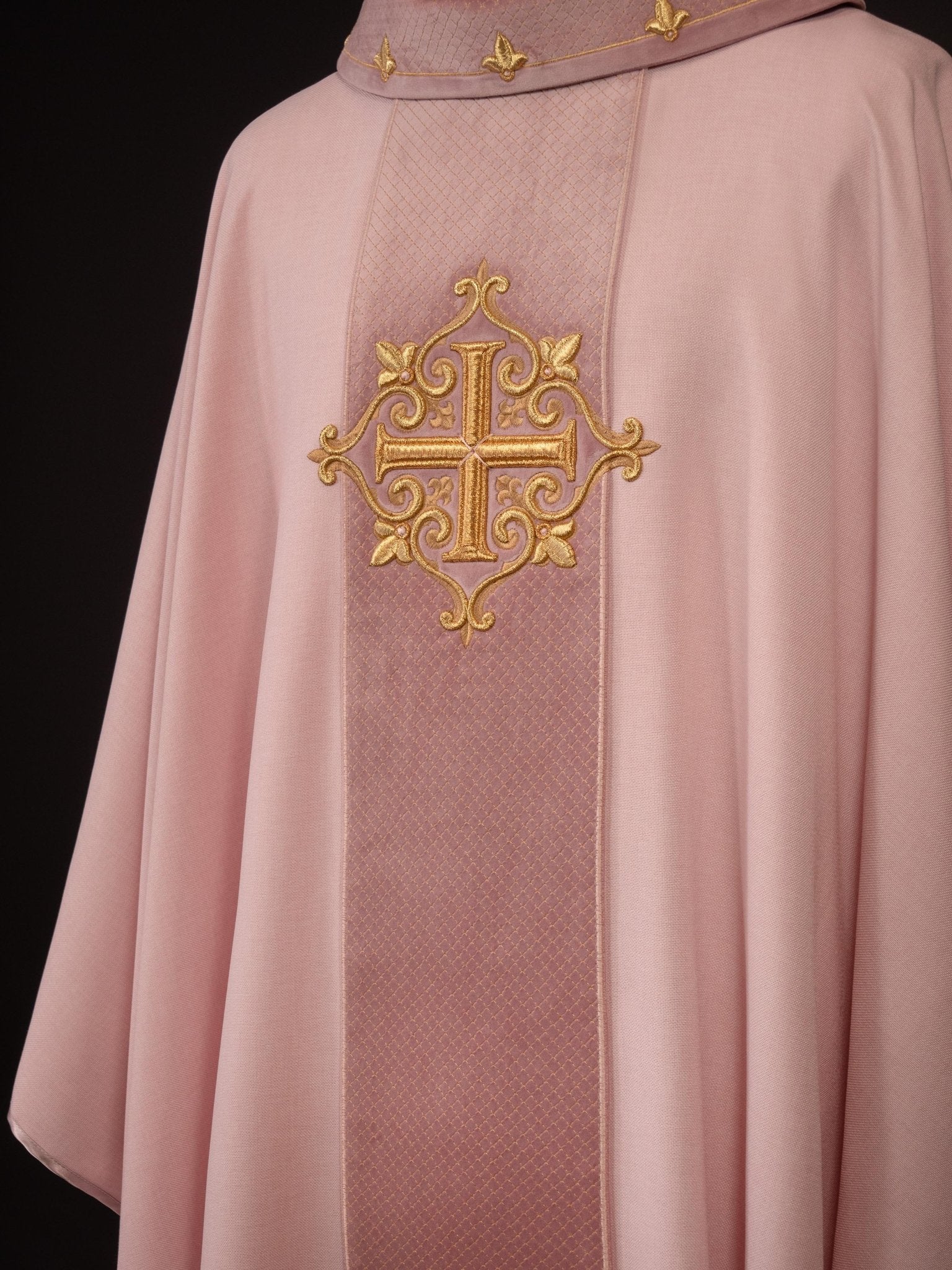 Chasuble brodée sur velours avec le symbole de la Croix Rose LE/7029/08 - CHASUBLES.FR