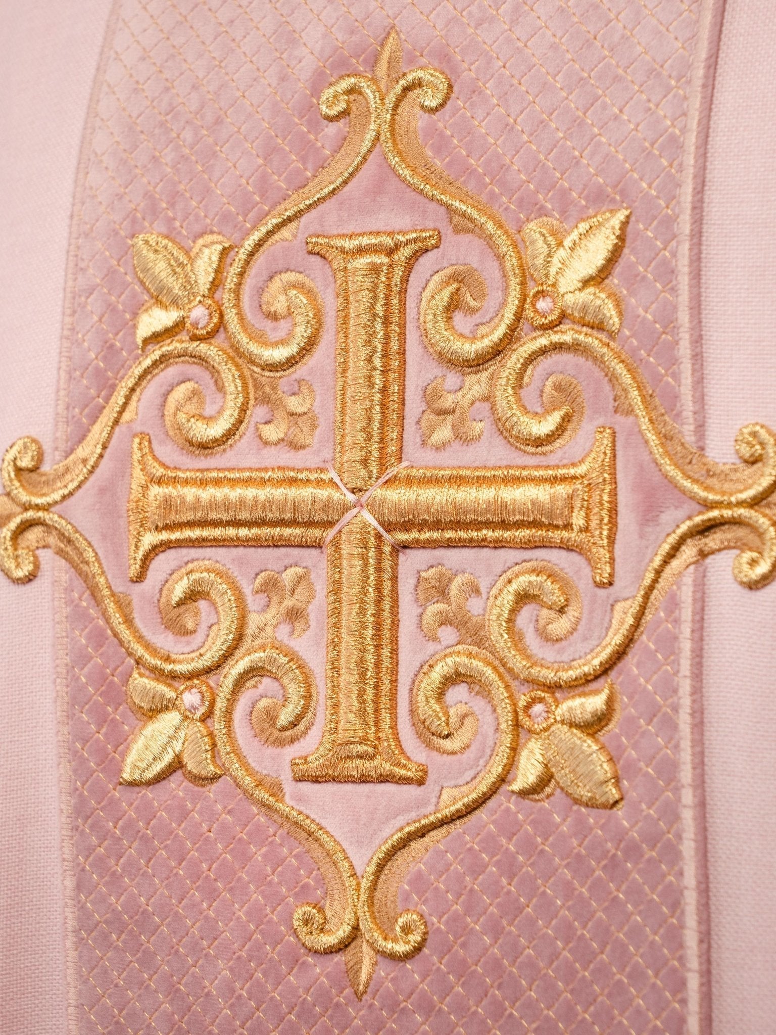 Chasuble brodée sur velours avec le symbole de la Croix Rose LE/7029/08 - CHASUBLES.FR