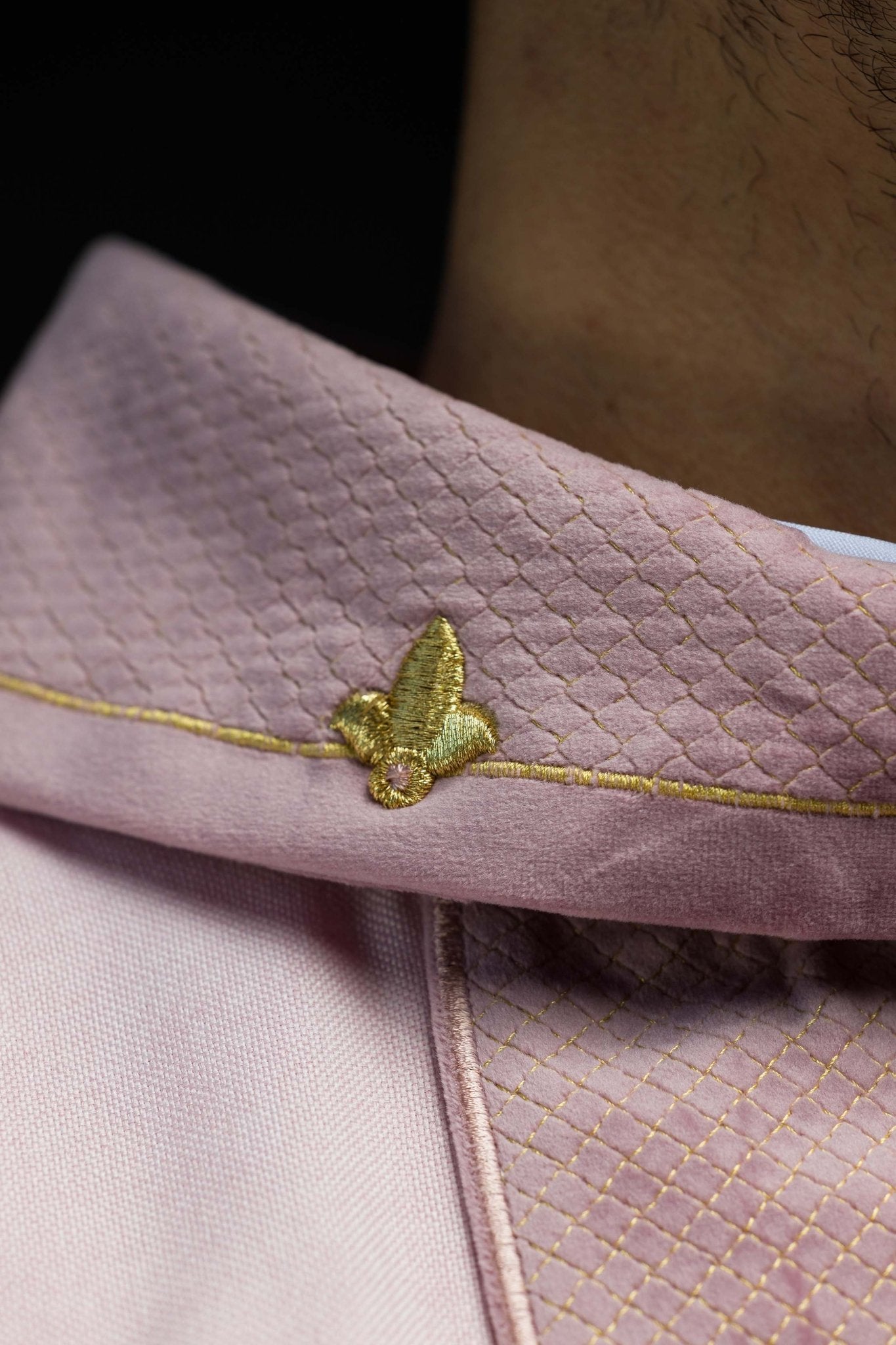 Chasuble brodée sur velours avec le symbole de la Croix Rose LE/7029/08 - CHASUBLES.FR