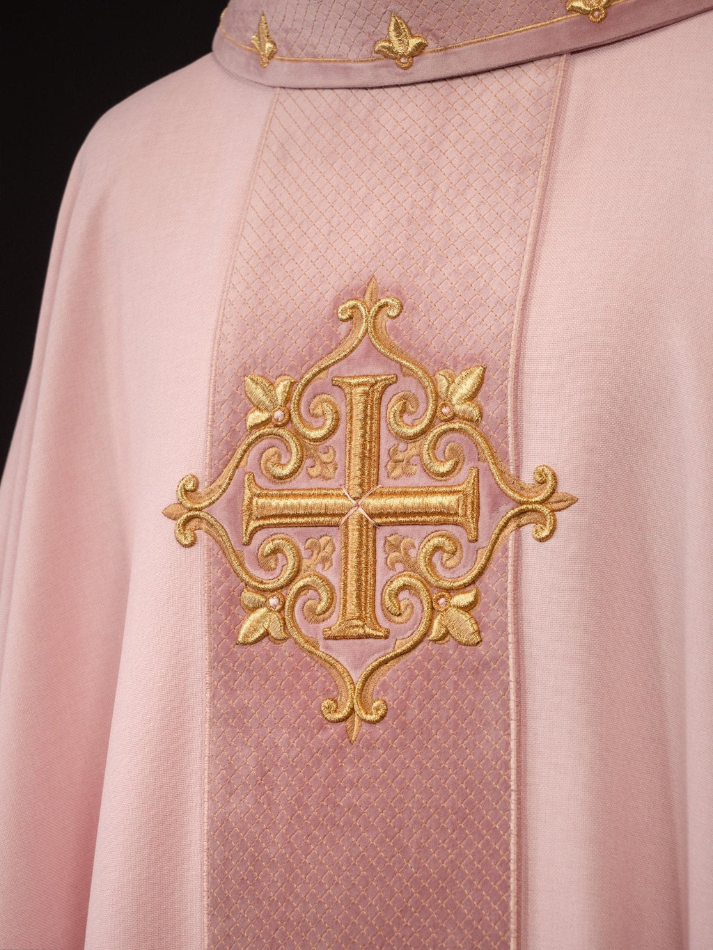 Chasuble brodée sur velours avec le symbole de la Croix Rose LE/7029/08 - CHASUBLES.FR