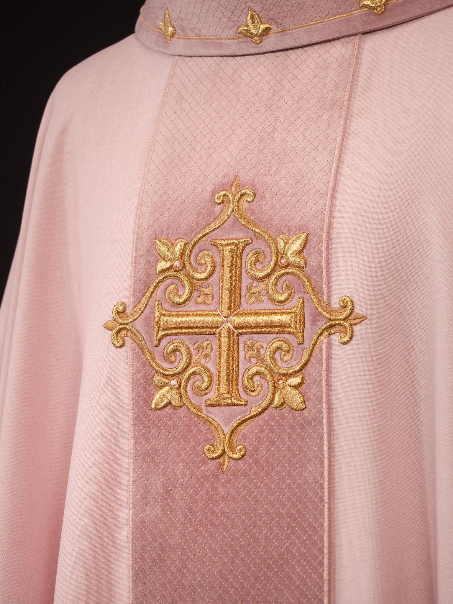 Chasuble brodée sur velours avec le symbole de la Croix Rose LE/7029/08 - CHASUBLES.FR
