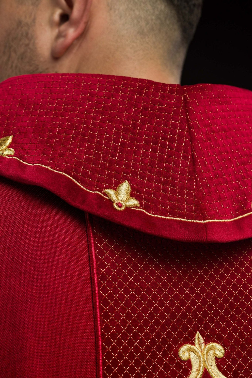 Chasuble brodée sur velours avec le symbole de la Croix - Rouge LE/7029/02 - CHASUBLES.FR