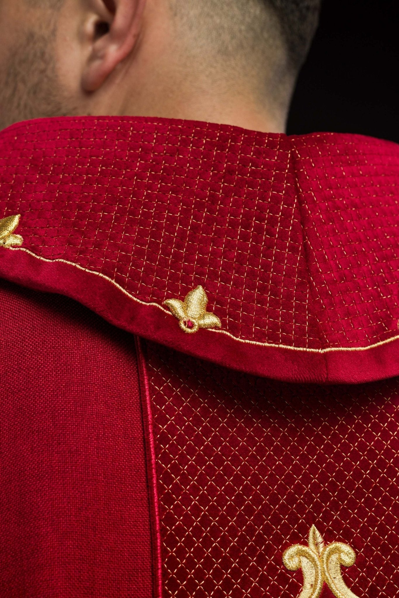 Chasuble brodée sur velours avec le symbole de la Croix - Rouge LE/7029/02 - CHASUBLES.FR