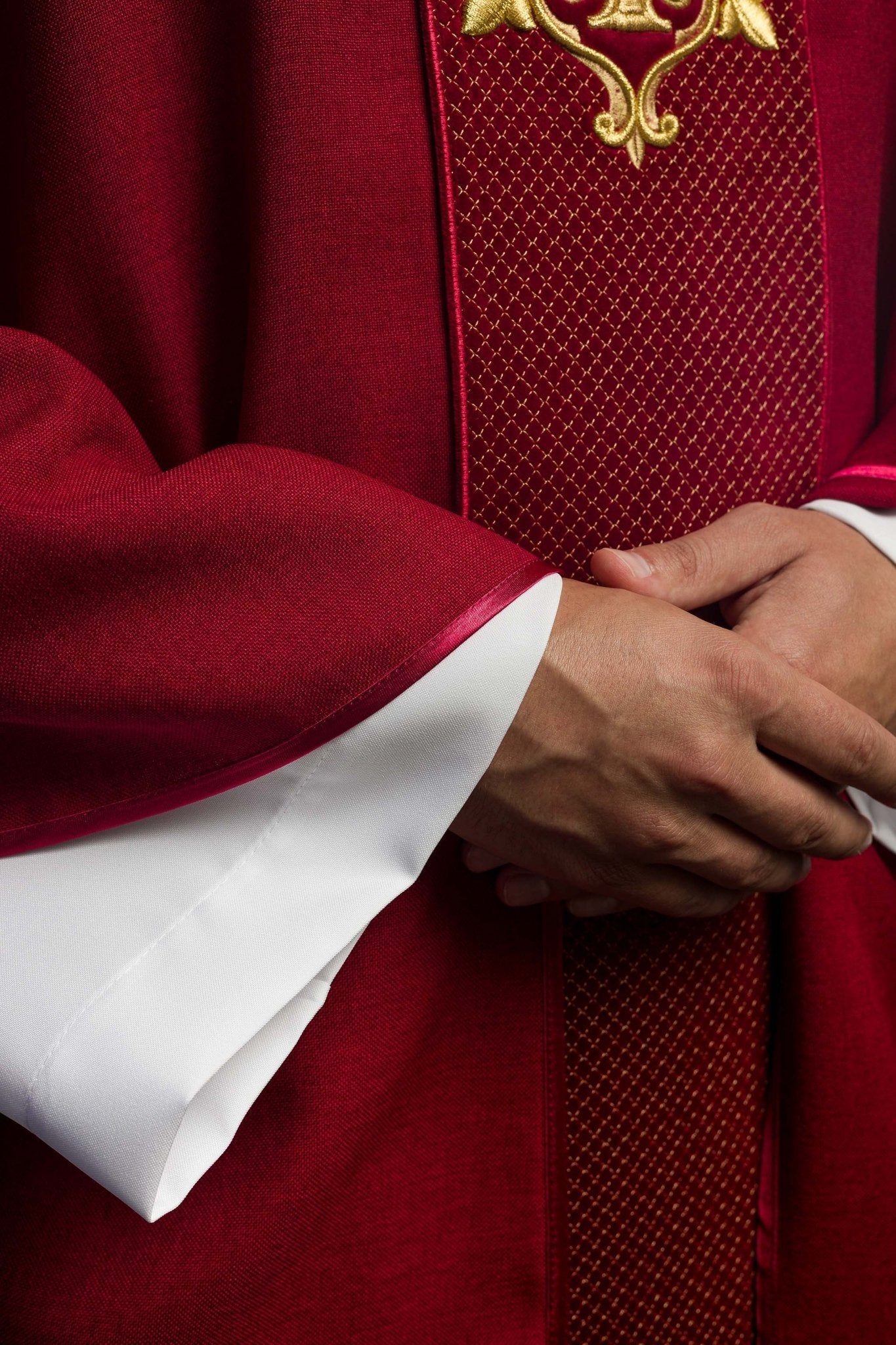Chasuble brodée sur velours avec le symbole de la Croix - Rouge LE/7029/02 - CHASUBLES.FR