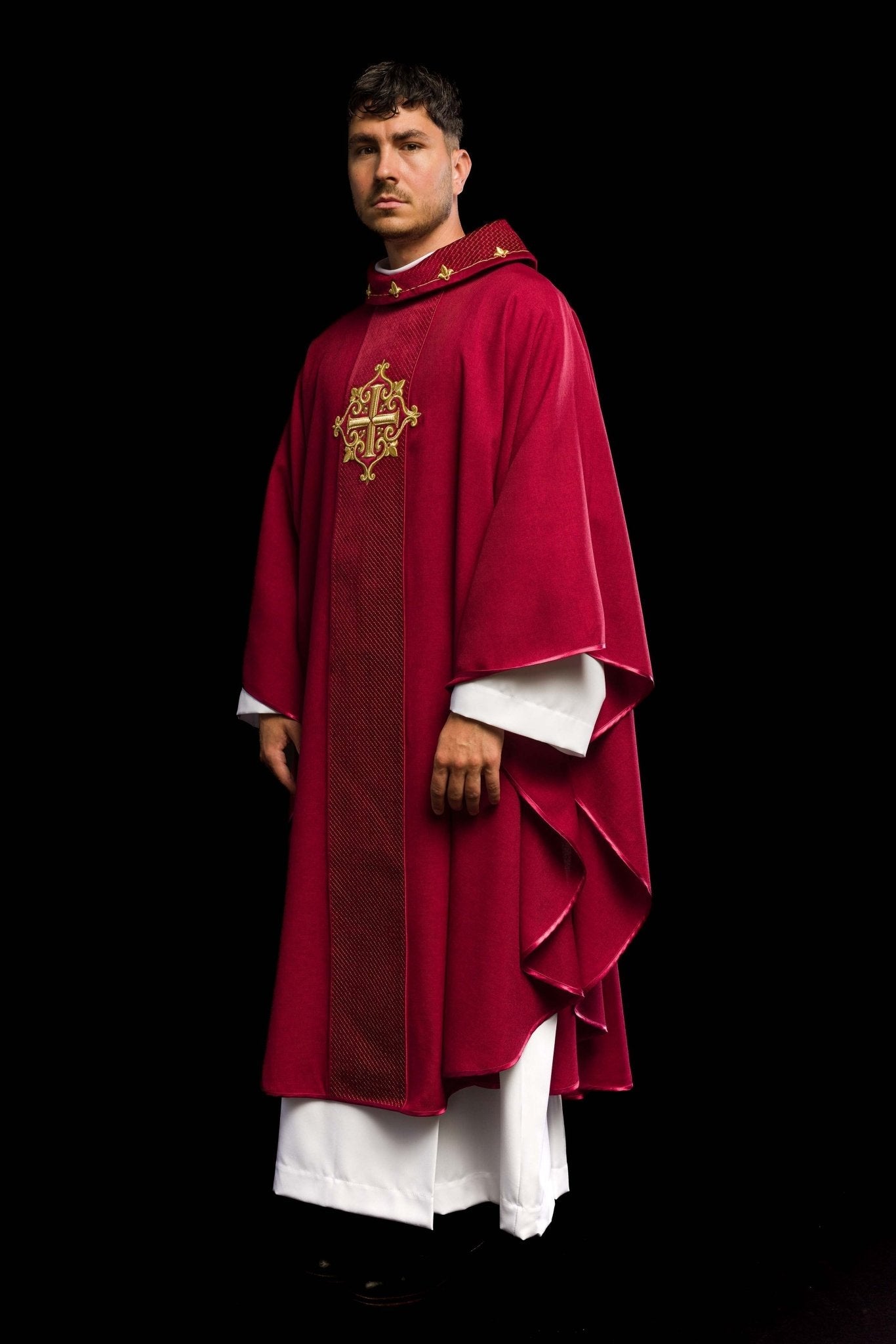 Chasuble brodée sur velours avec le symbole de la Croix - Rouge LE/7029/02 - CHASUBLES.FR