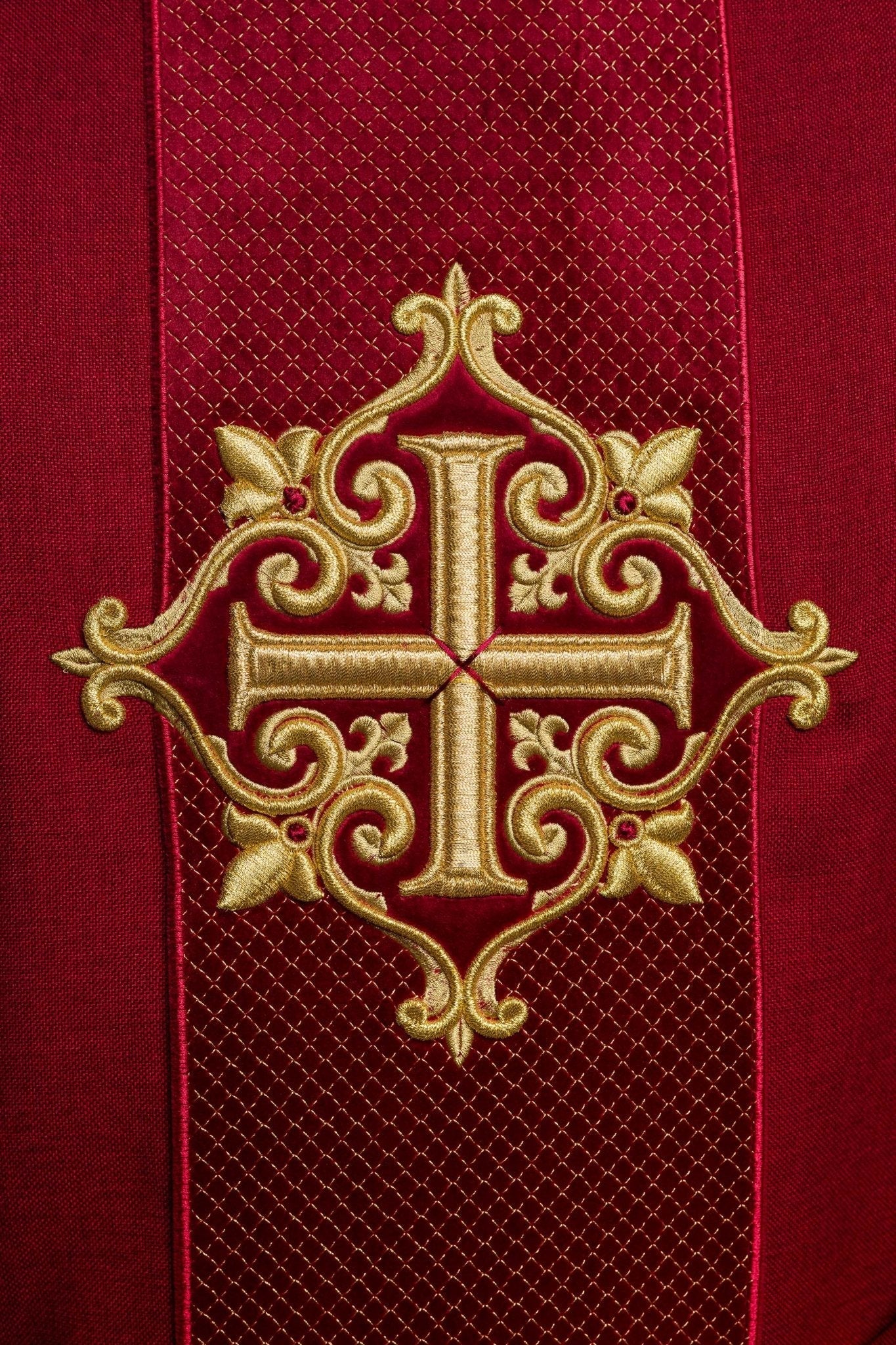 Chasuble brodée sur velours avec le symbole de la Croix - Rouge LE/7029/02 - CHASUBLES.FR
