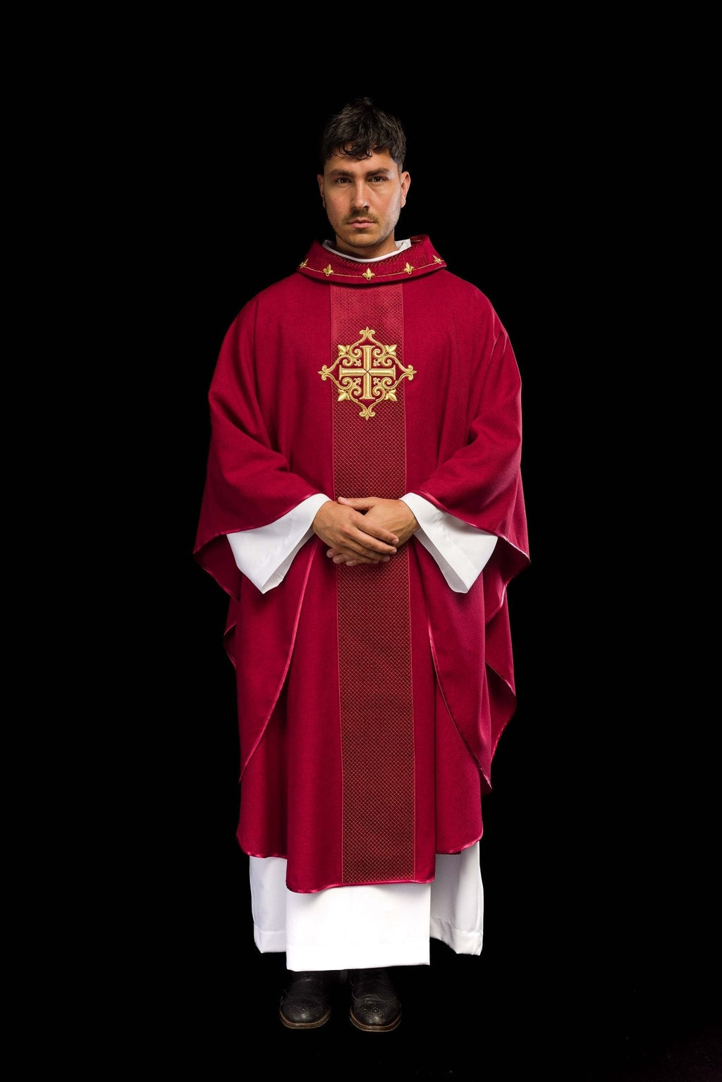 Chasuble brodée sur velours avec le symbole de la Croix - Rouge LE/7029/02 - CHASUBLES.FR