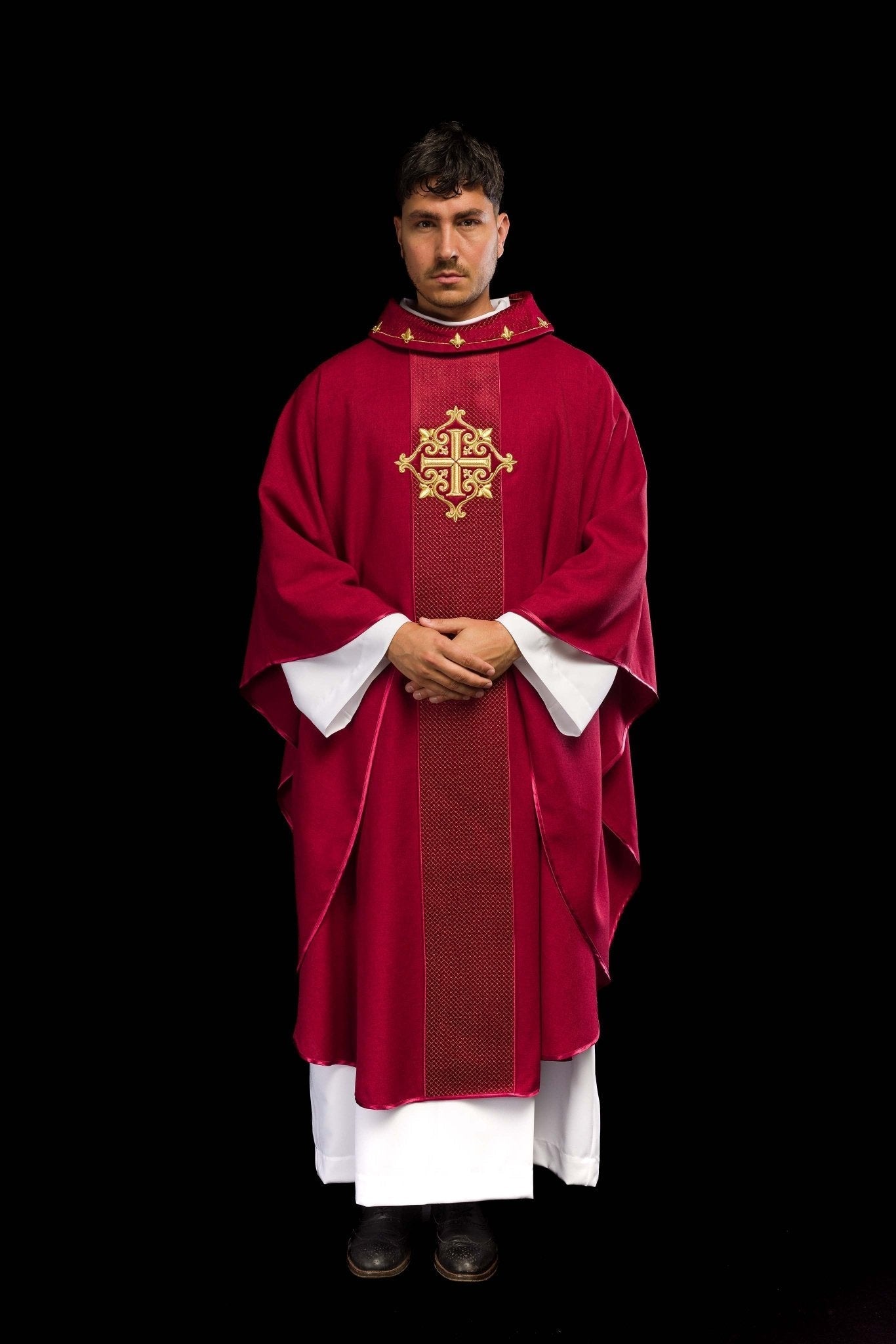 Chasuble brodée sur velours avec le symbole de la Croix - Rouge LE/7029/02 - CHASUBLES.FR