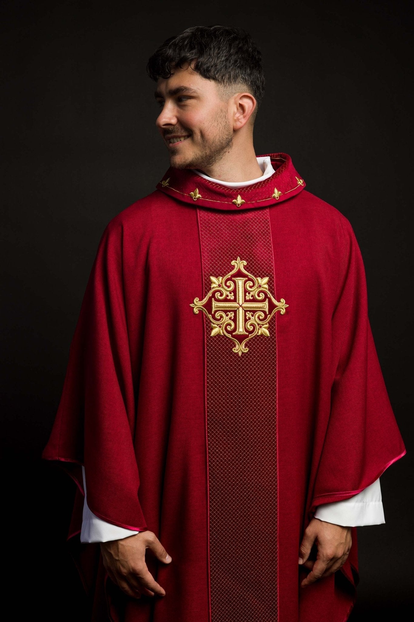 Chasuble brodée sur velours avec le symbole de la Croix - Rouge LE/7029/02 - CHASUBLES.FR